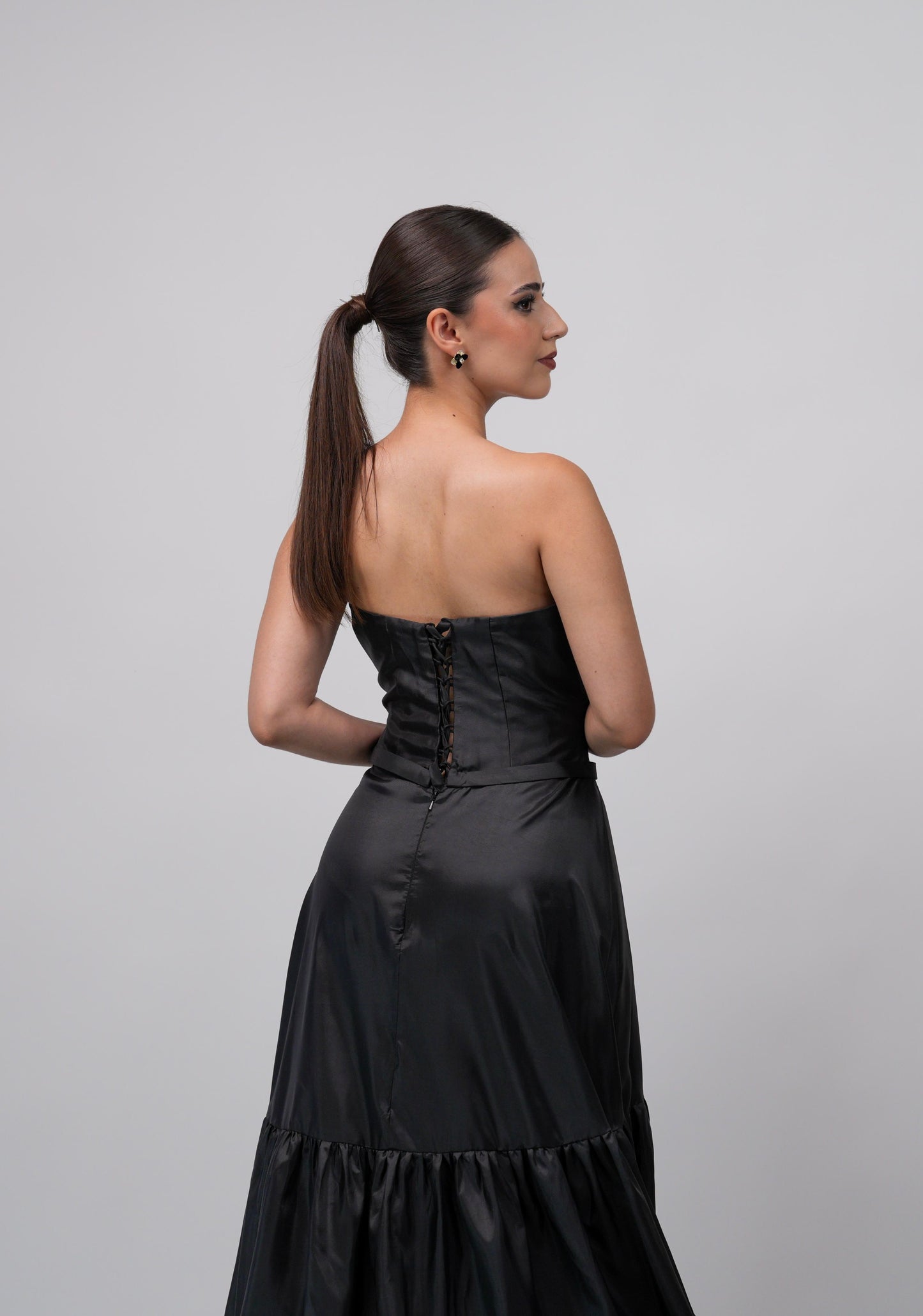 Vestido Negro Piedras Plata en Pecho Olanes Abajo