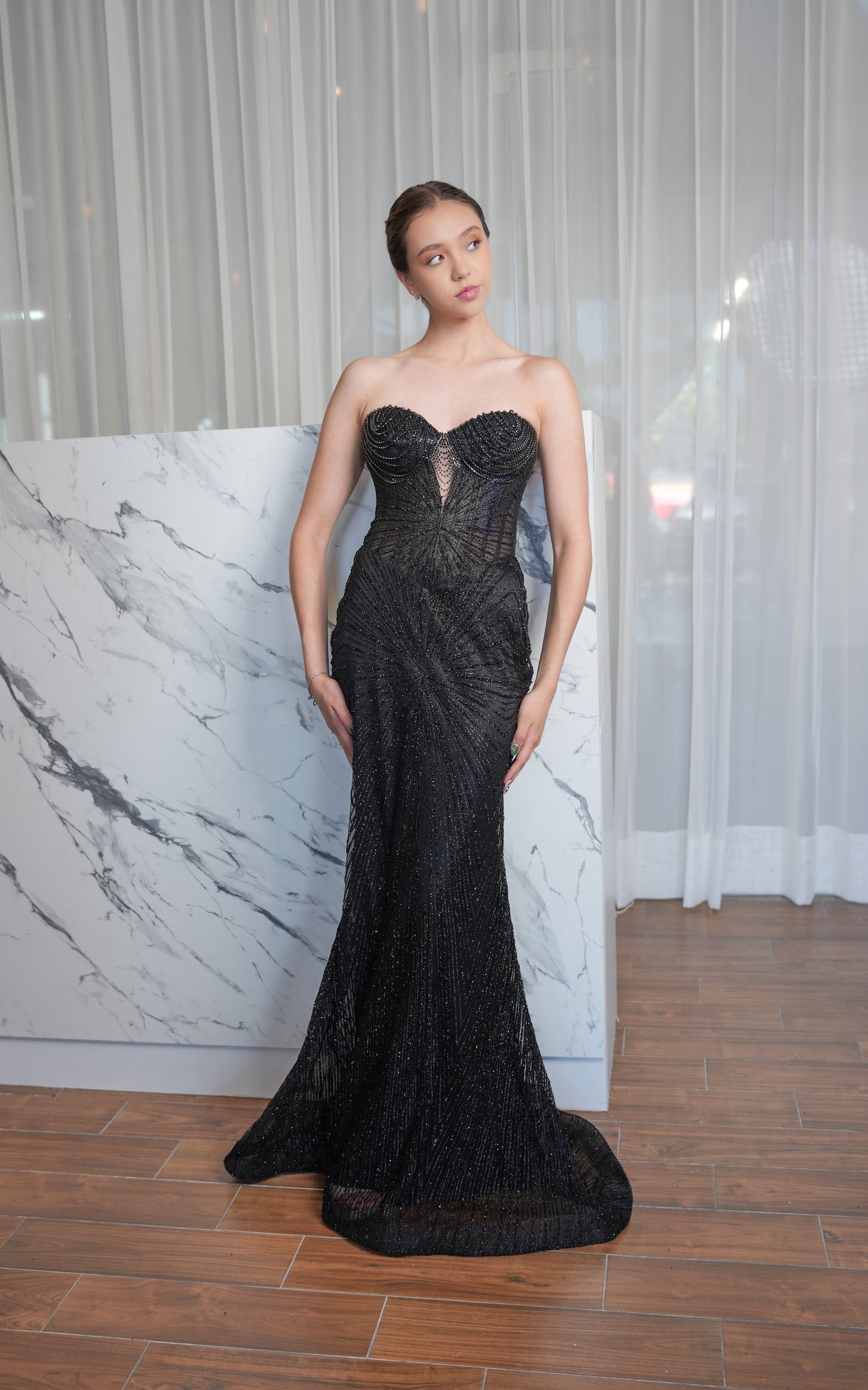 Vestido Straple Brilloso Cadenas en Copas