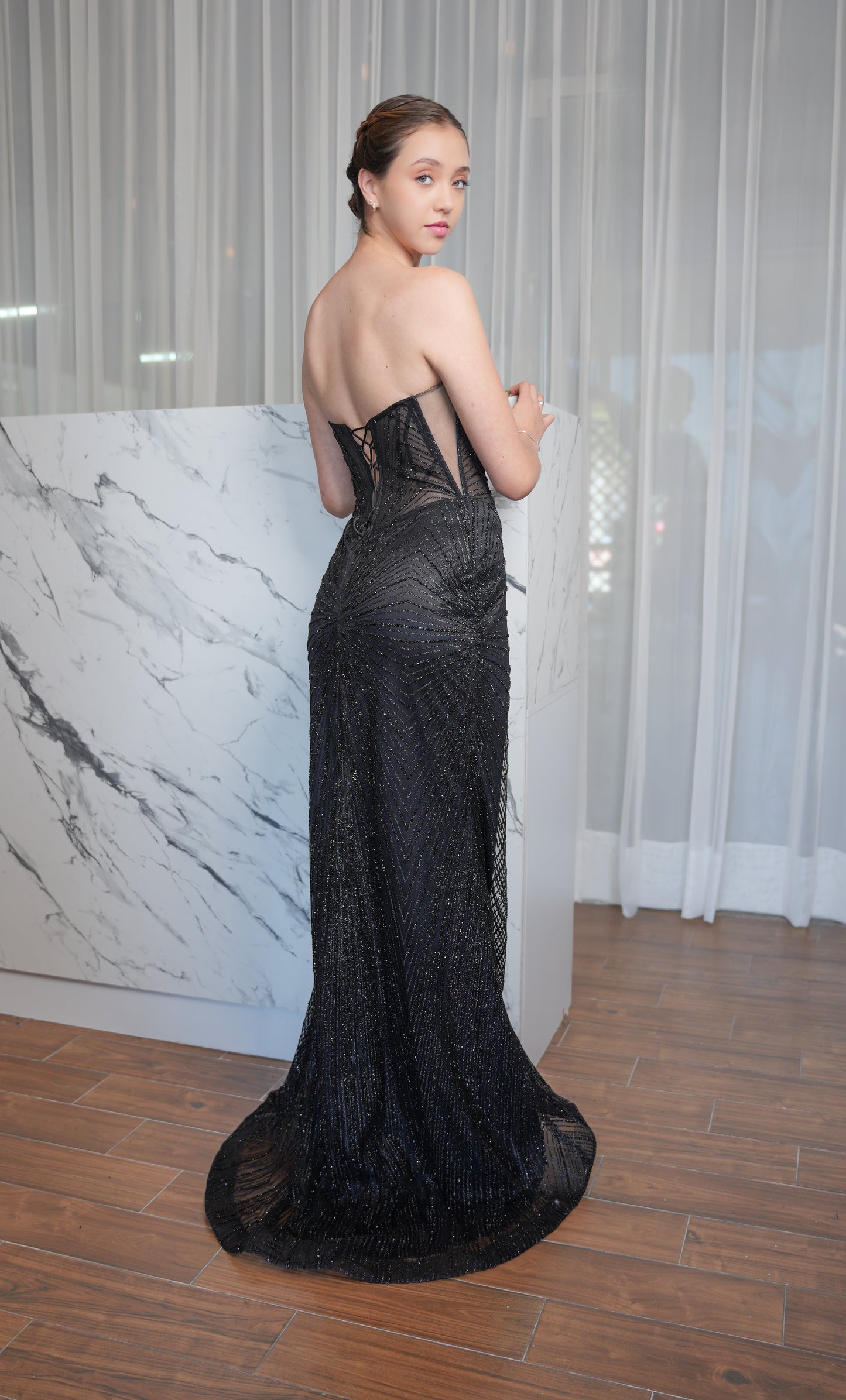 Vestido Straple Brilloso Cadenas en Copas