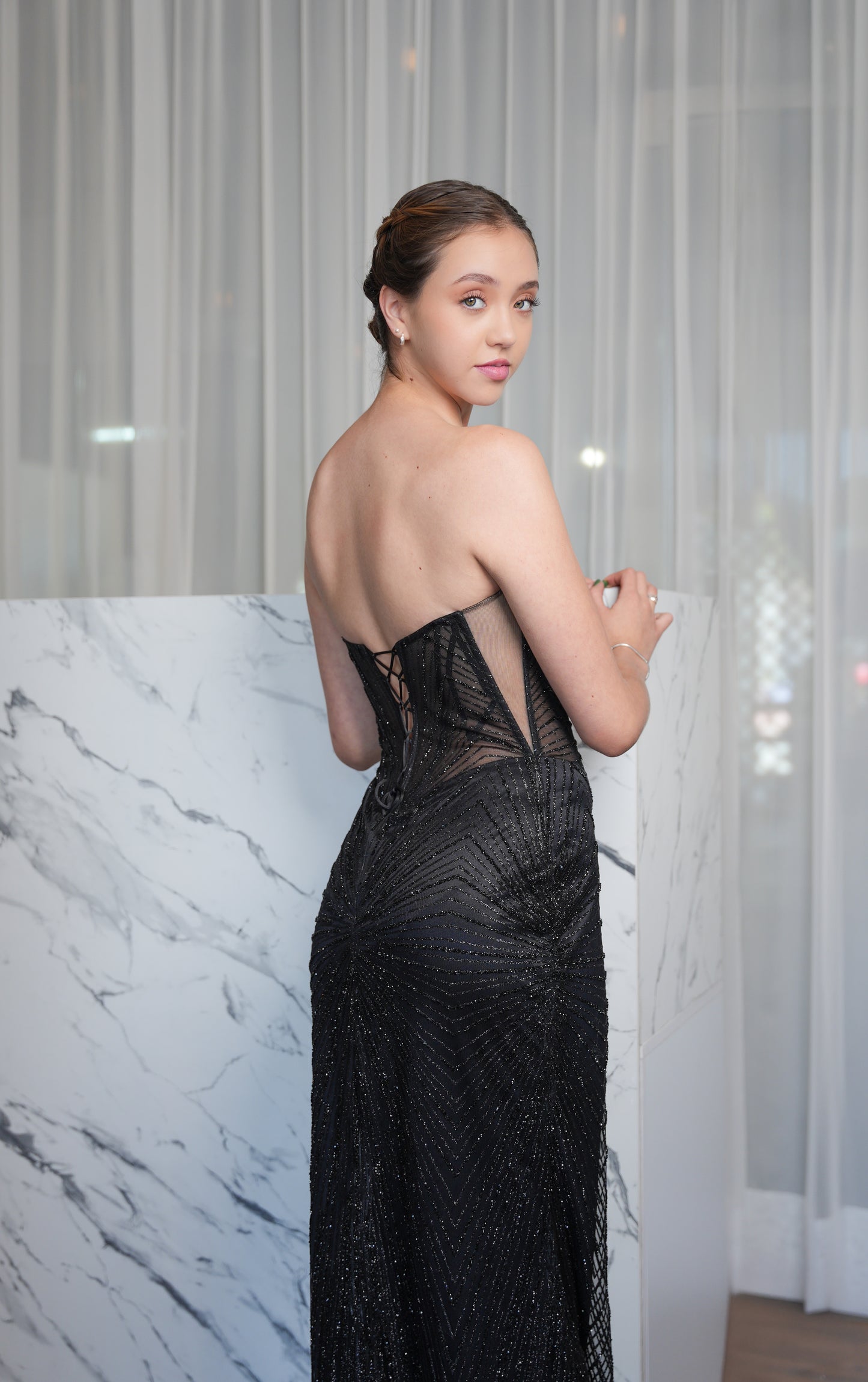 Vestido Straple Brilloso Cadenas en Copas
