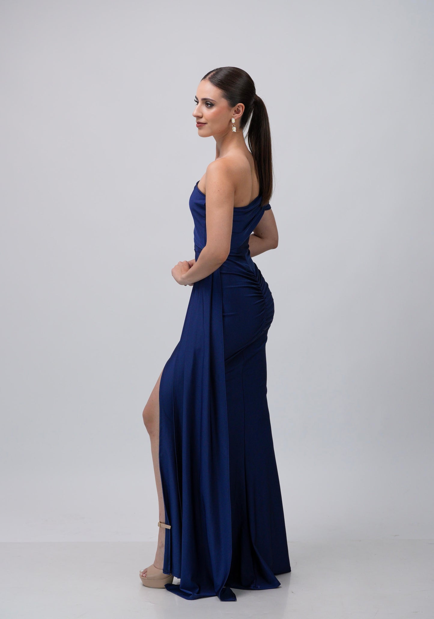 Vestido con Manga A Un Lado Y Banda