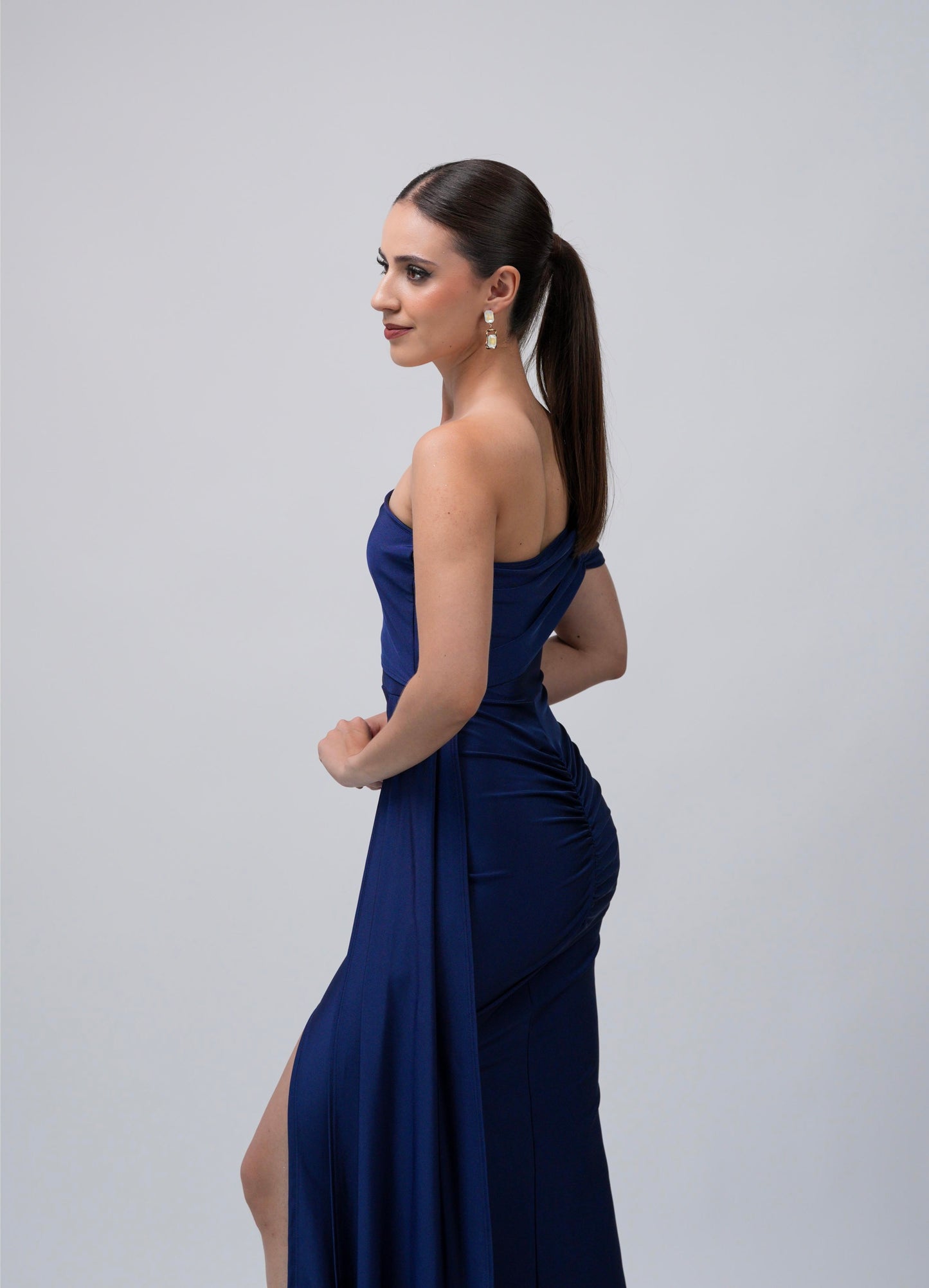 Vestido con Manga A Un Lado Y Banda