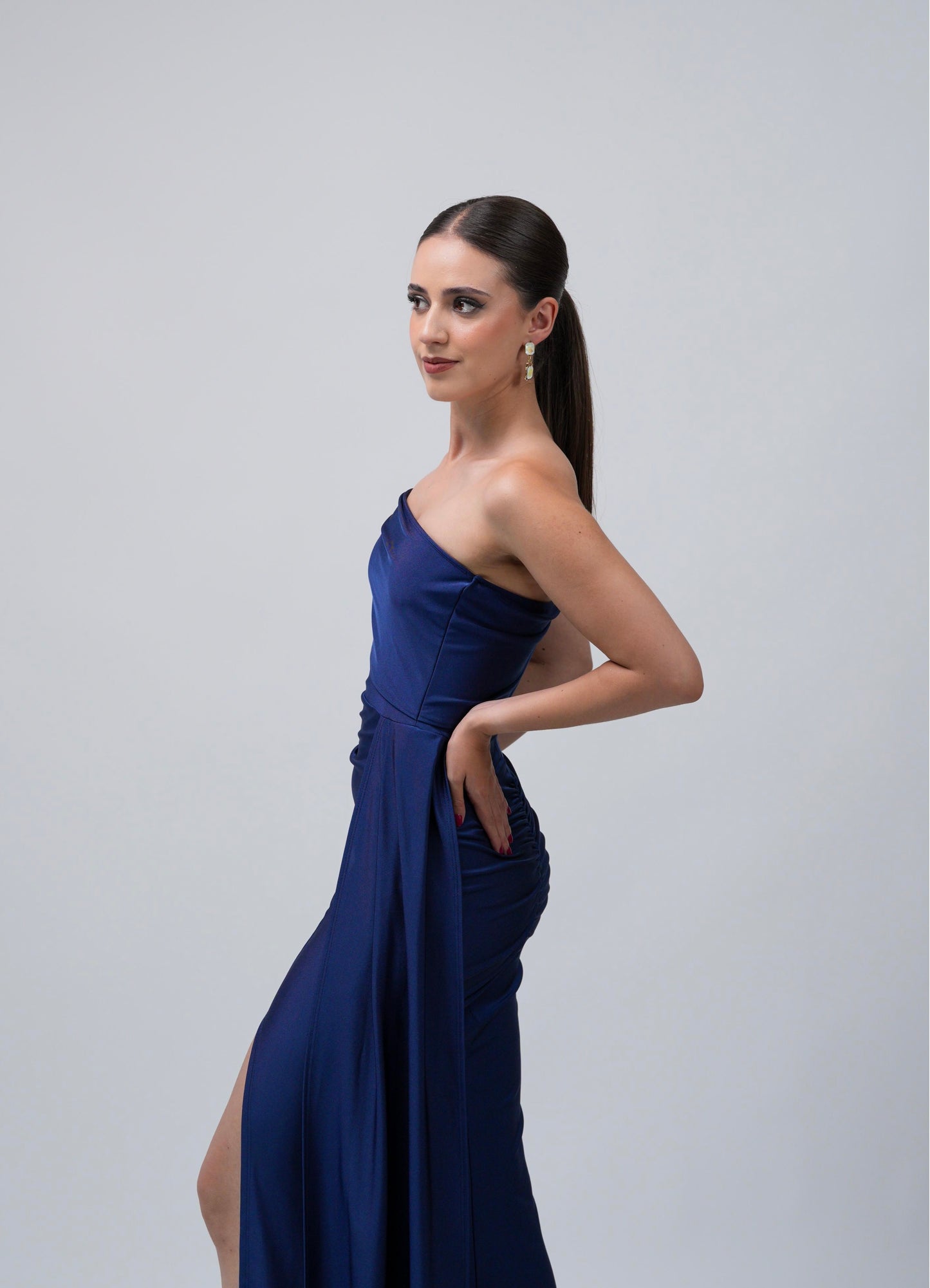 Vestido con Manga A Un Lado Y Banda