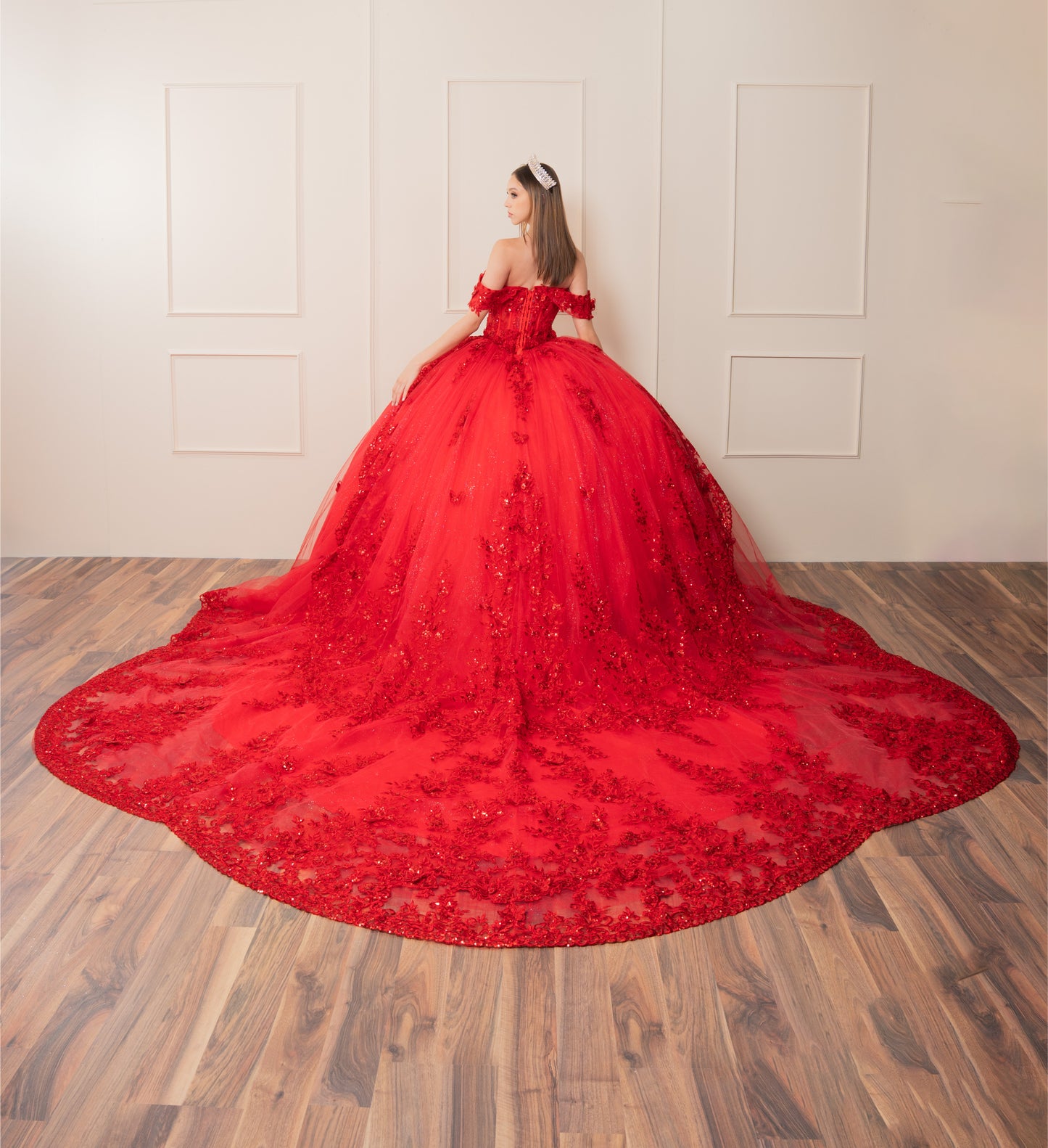 Vestido de XV Años Rojo Flores y Pedrería Manga Caída y Cauda