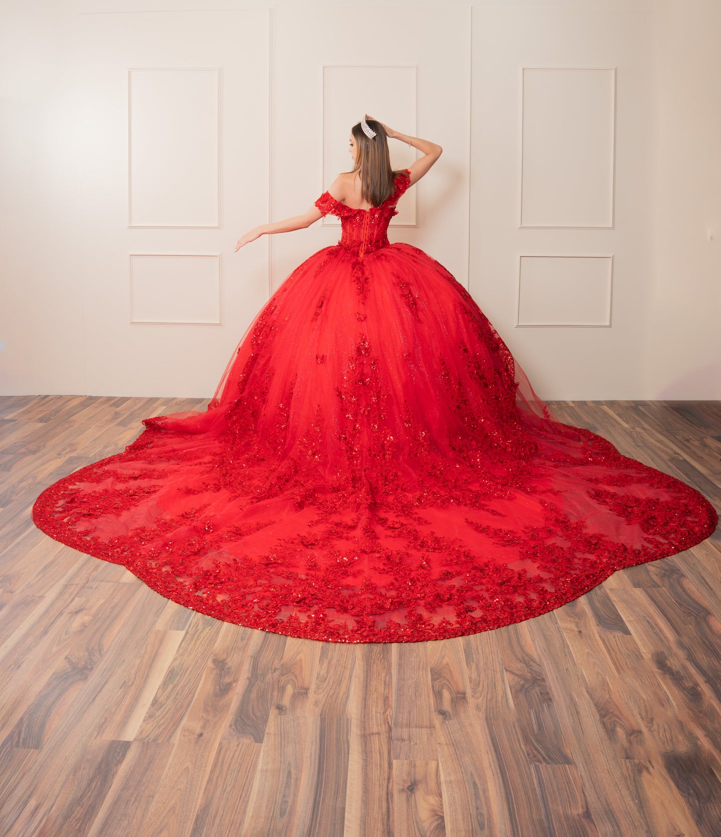 Vestido de XV Años Rojo Flores y Pedrería Manga Caída y Cauda