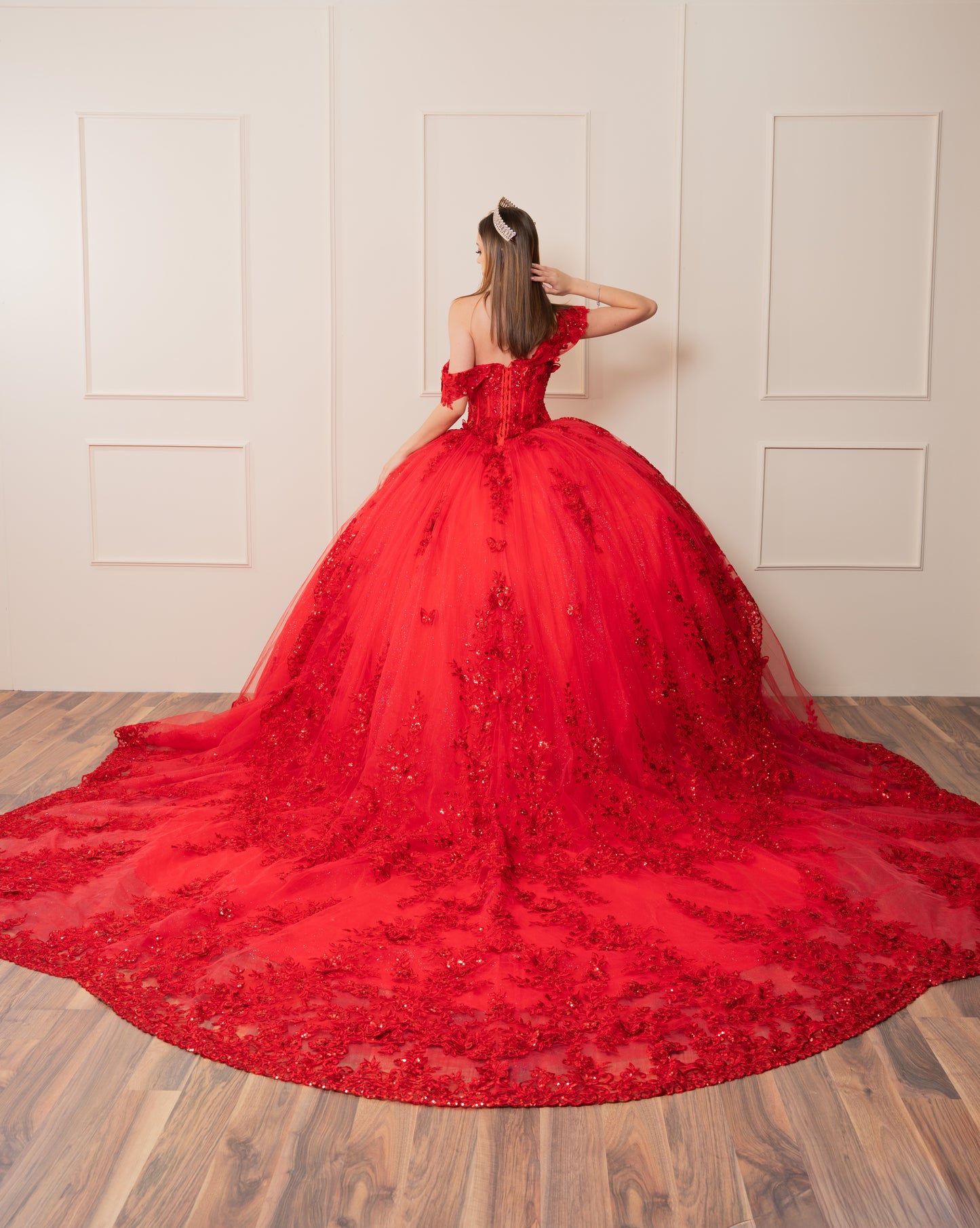 Vestido de XV Años Rojo Flores y Pedrería Manga Caída y Cauda