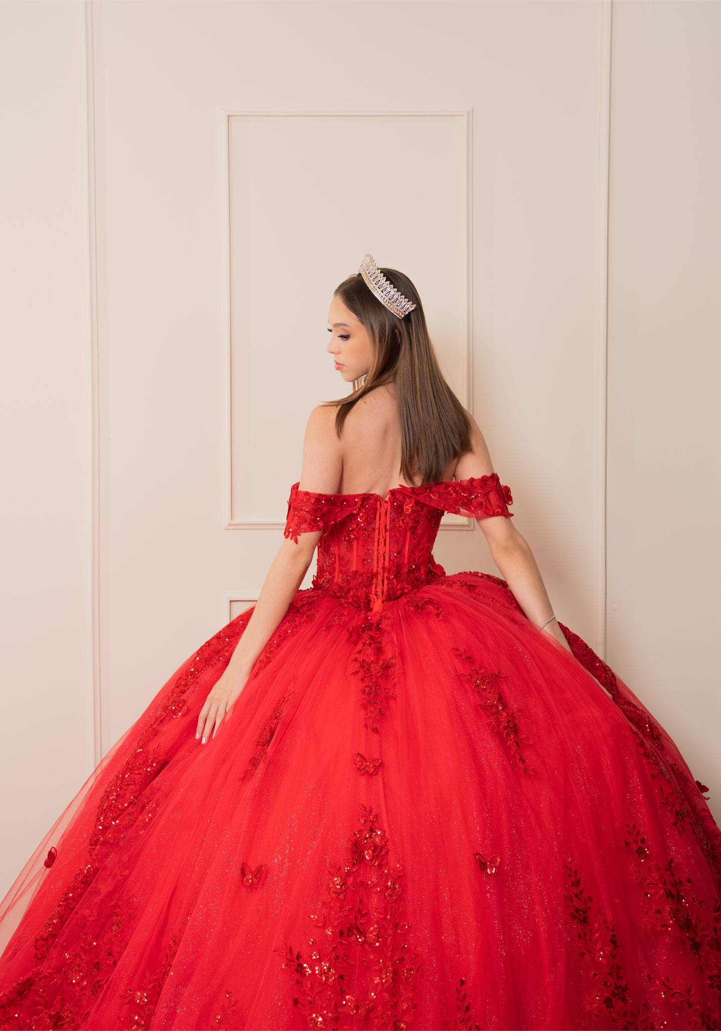 Vestido de XV Años Rojo Flores y Pedrería Manga Caída y Cauda