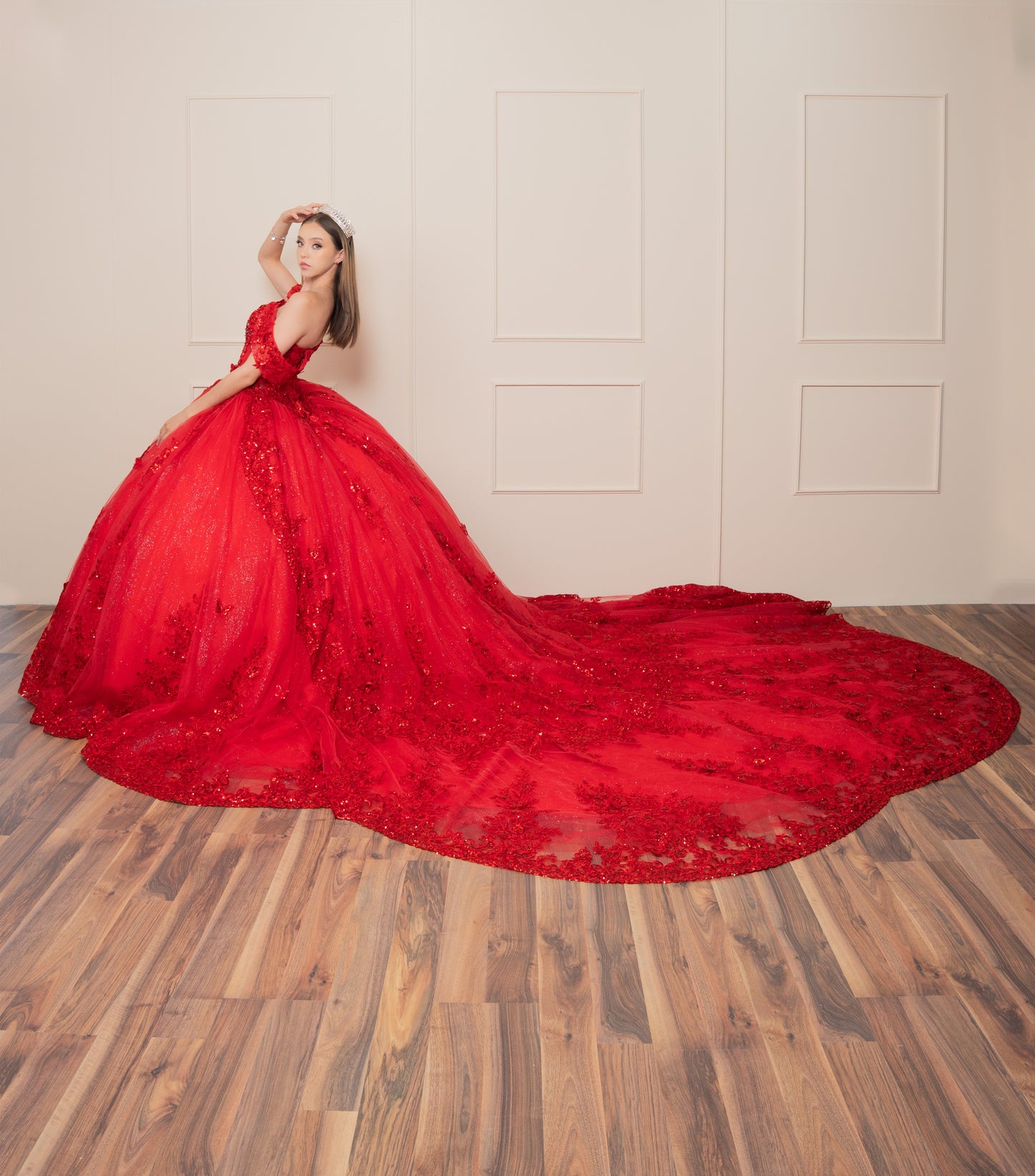 Vestido de XV Años Rojo Flores y Pedrería Manga Caída y Cauda