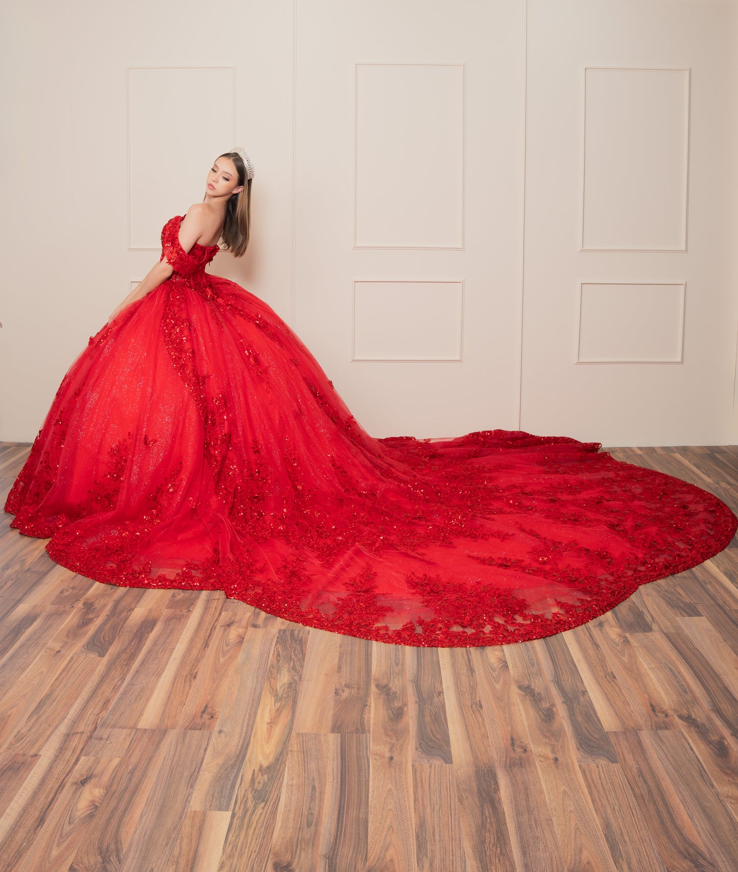 Vestido de XV Años Rojo Flores y Pedrería Manga Caída y Cauda