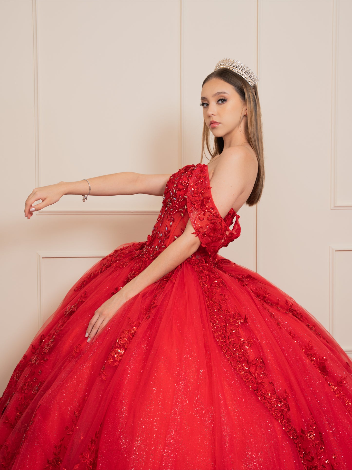 Vestido de XV Años Rojo Flores y Pedrería Manga Caída y Cauda