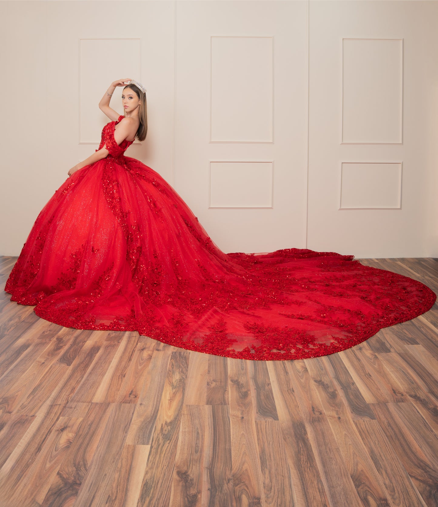 Vestido de XV Años Rojo Flores y Pedrería Manga Caída y Cauda