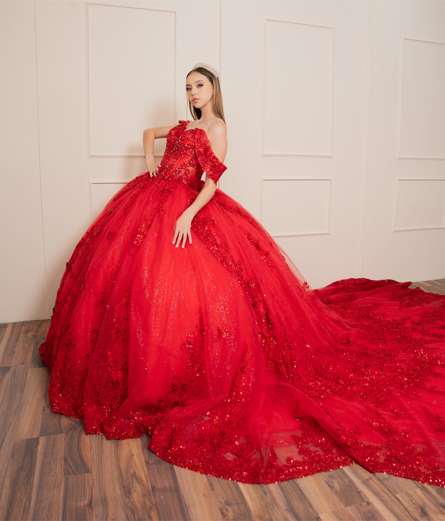 Vestido de XV Años Rojo Flores y Pedrería Manga Caída y Cauda