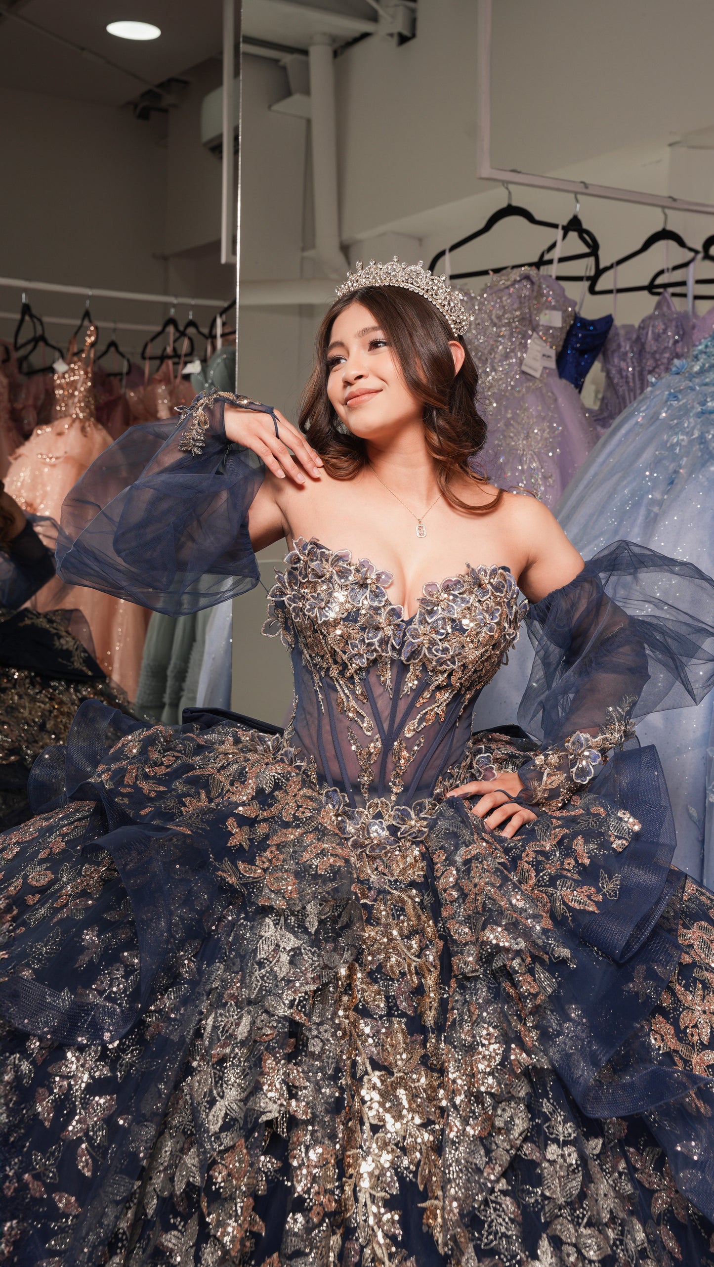 Vestido de XV Años Azul Marino con Dorado Moño y Mangas Amponas