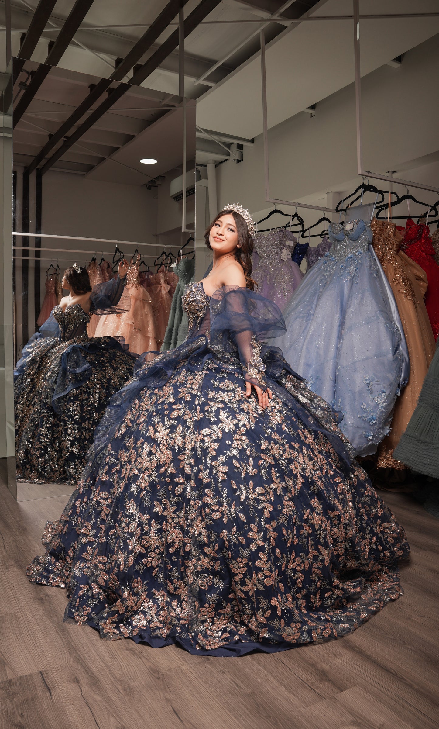 Vestido de XV Años Azul Marino con Dorado Moño y Mangas Amponas