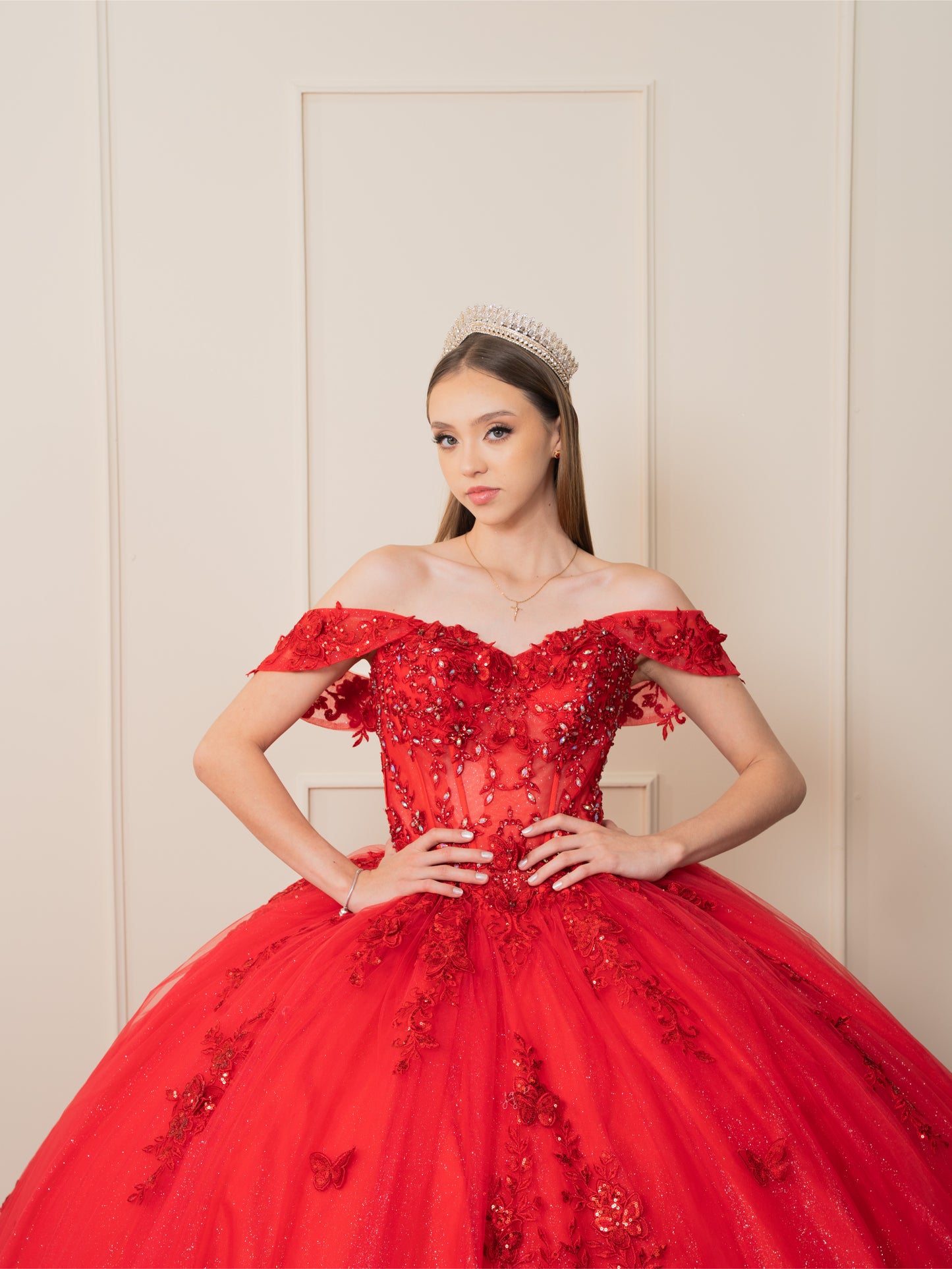 Vestido de XV Años Rojo Flores y Pedrería Manga Caída y Cauda