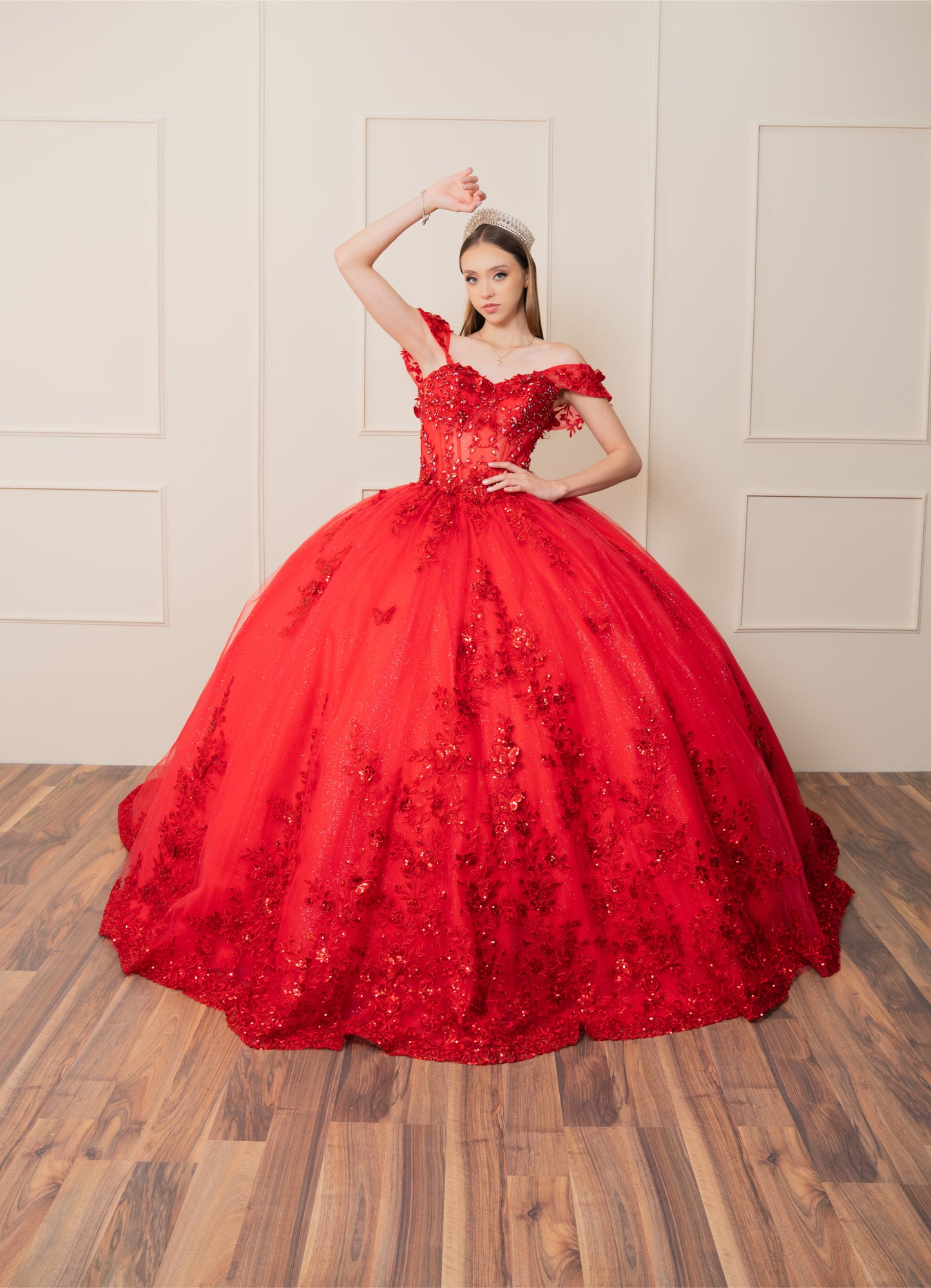 Vestido de XV Años Rojo Flores y Pedrería Manga Caída y Cauda