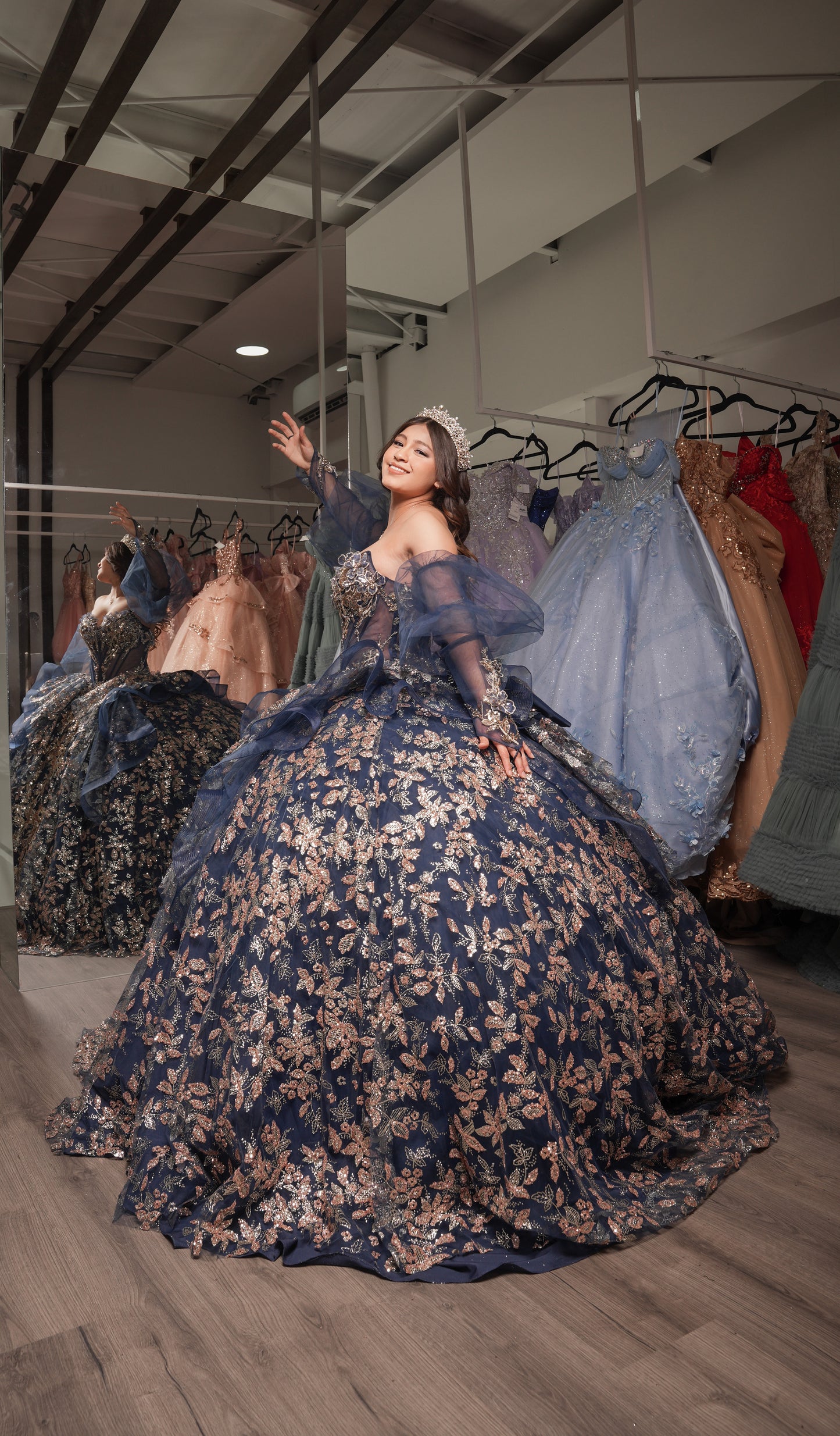 Vestido de XV Años Azul Marino con Dorado Moño y Mangas Amponas