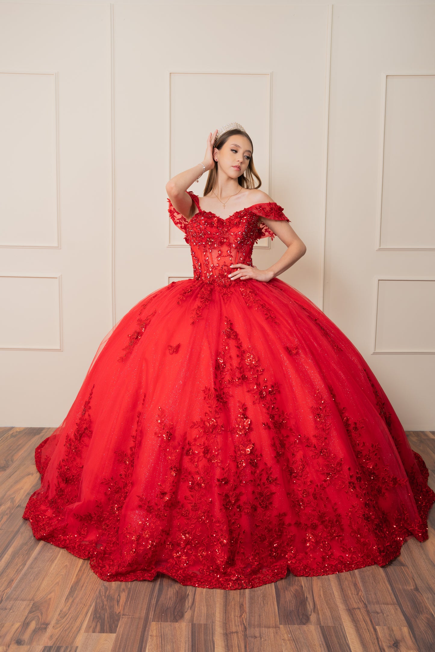 Vestido de XV Años Rojo Flores y Pedrería Manga Caída y Cauda