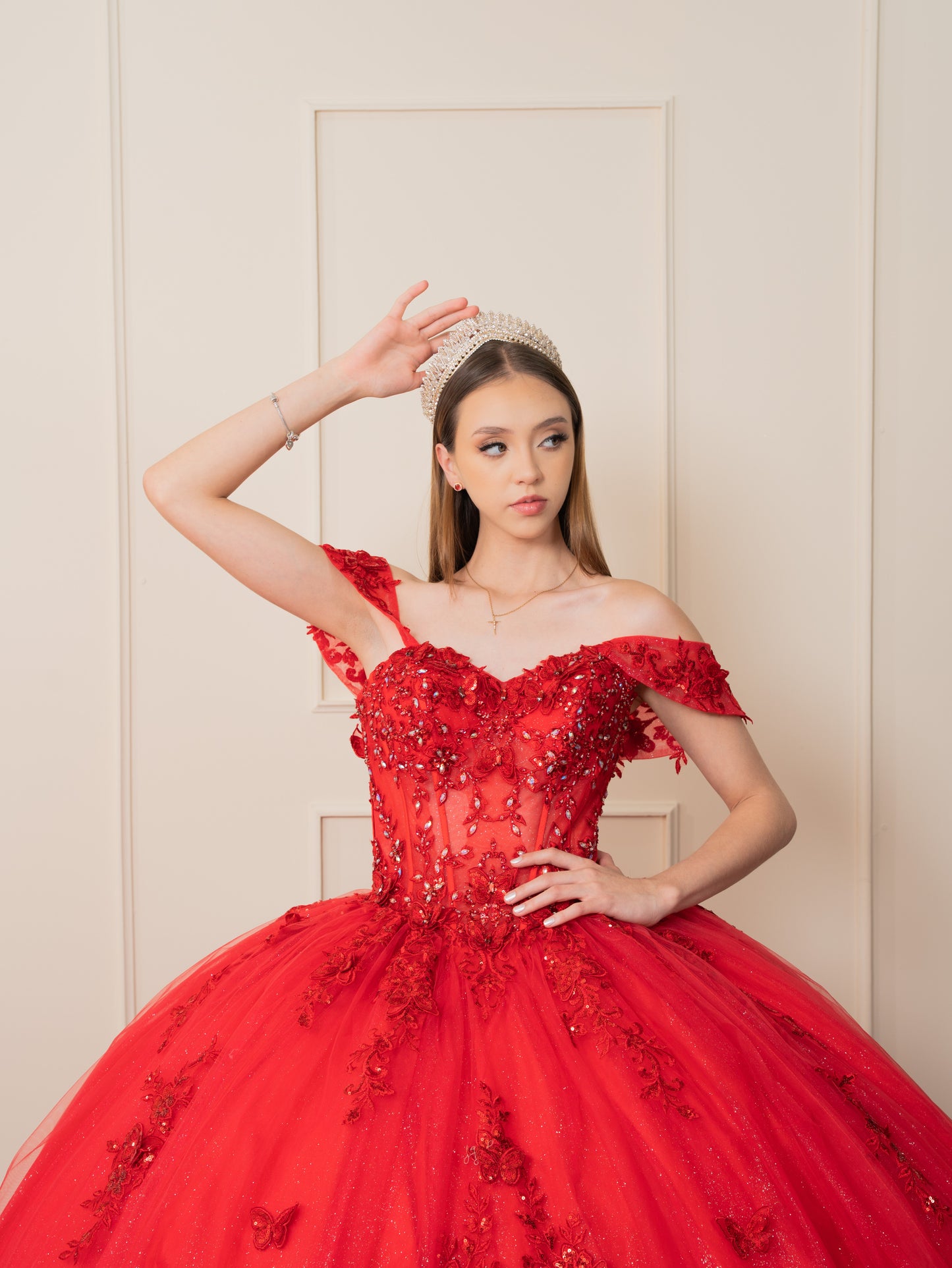 Vestido de XV Años Rojo Flores y Pedrería Manga Caída y Cauda