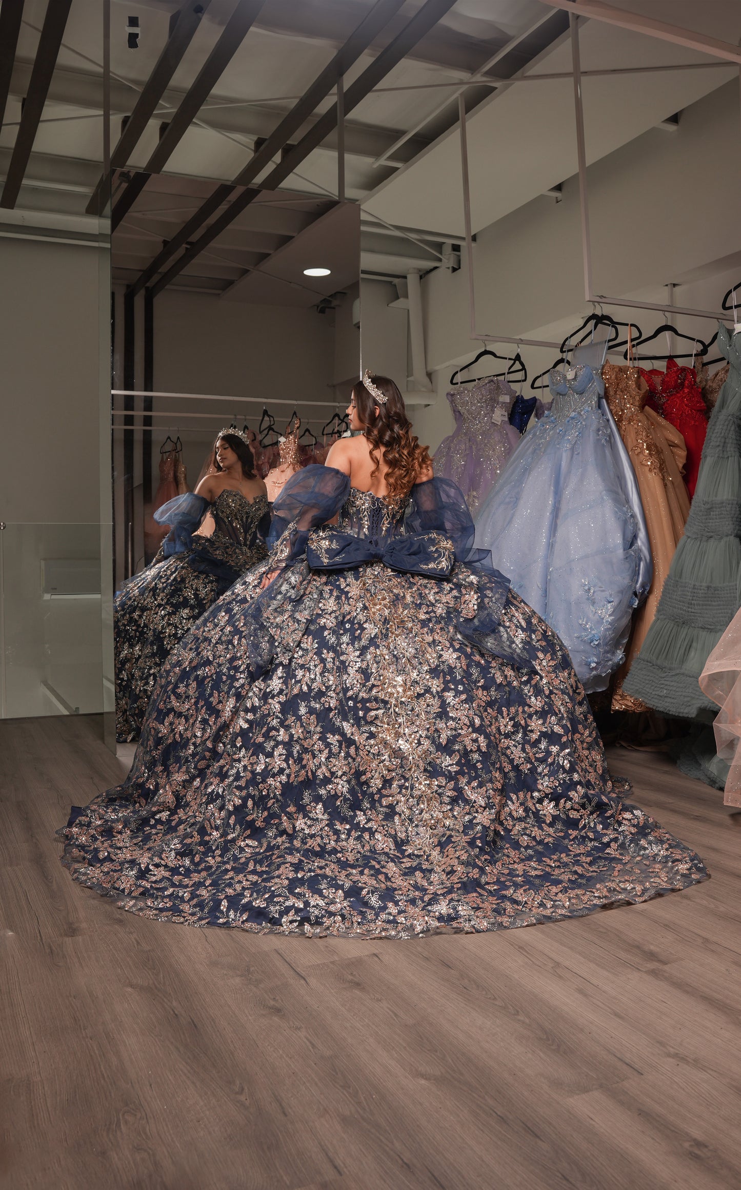 Vestido de XV Años Azul Marino con Dorado Moño y Mangas Amponas