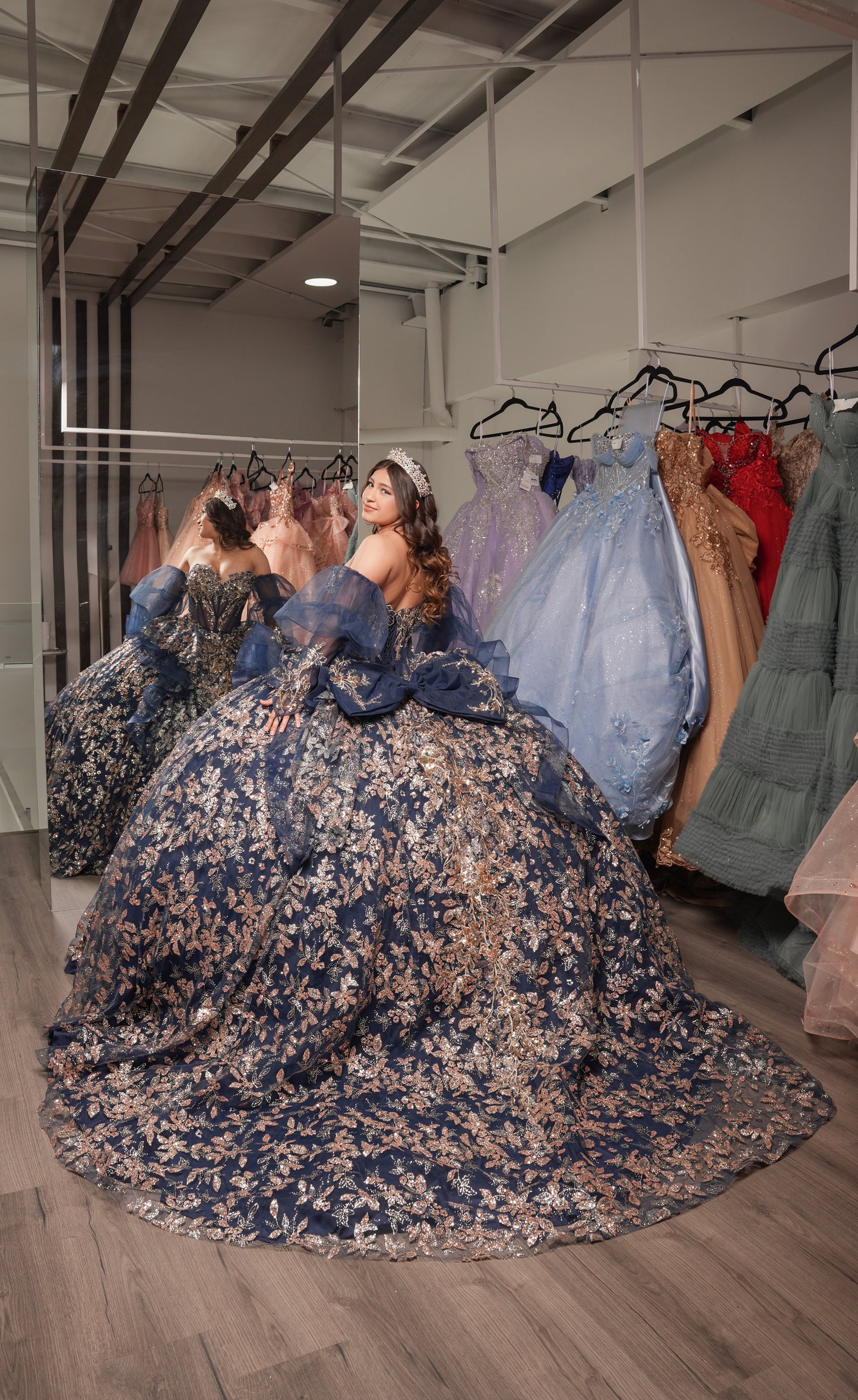 Vestido de XV Años Azul Marino con Dorado Moño y Mangas Amponas