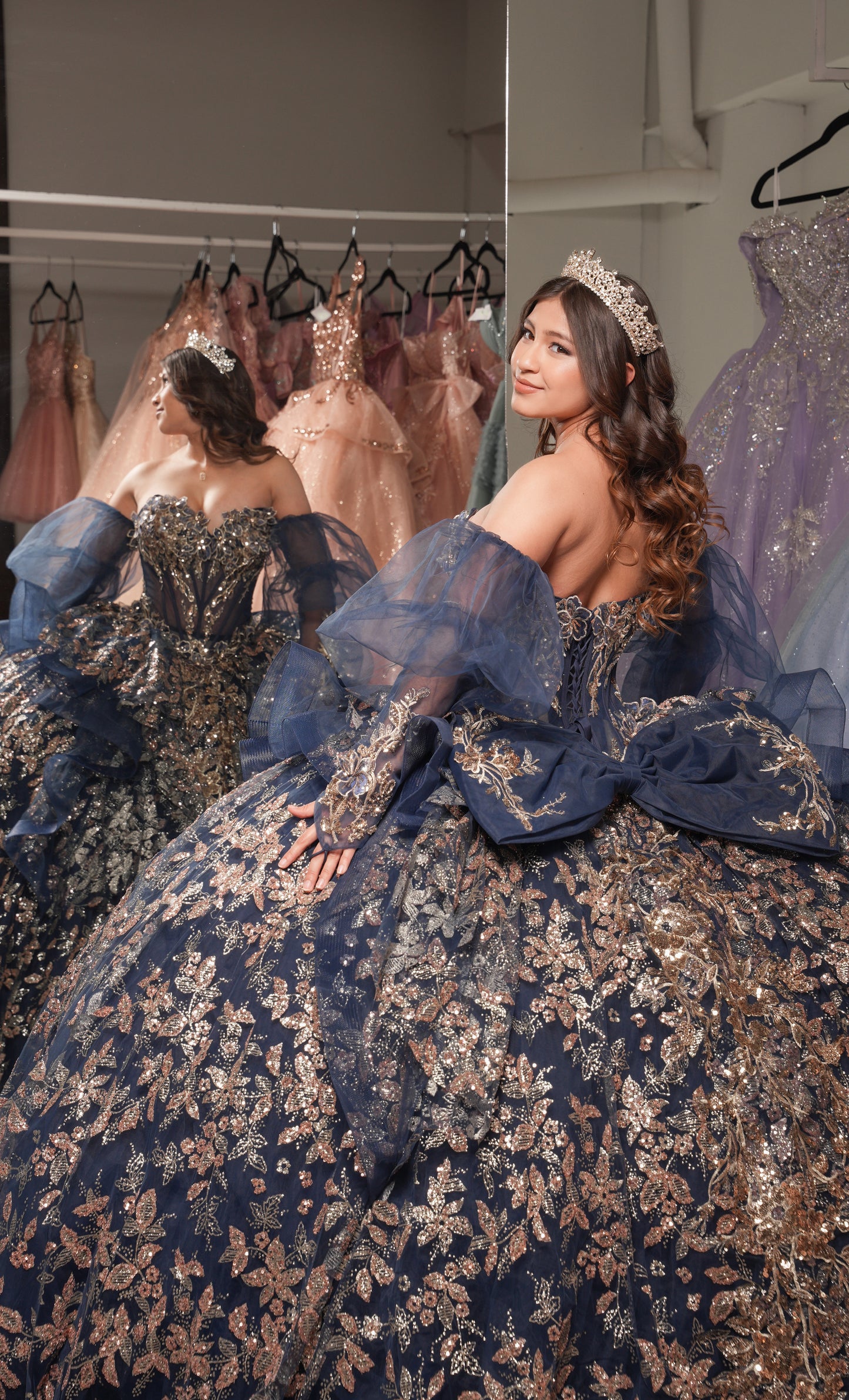 Vestido de XV Años Azul Marino con Dorado Moño y Mangas Amponas