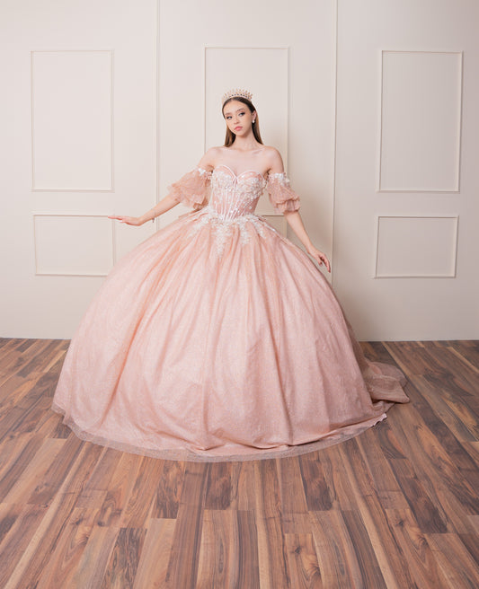 Vestido de XV Años Rose Gold Glitter Mangas Amponas con Encaje y Pedrería