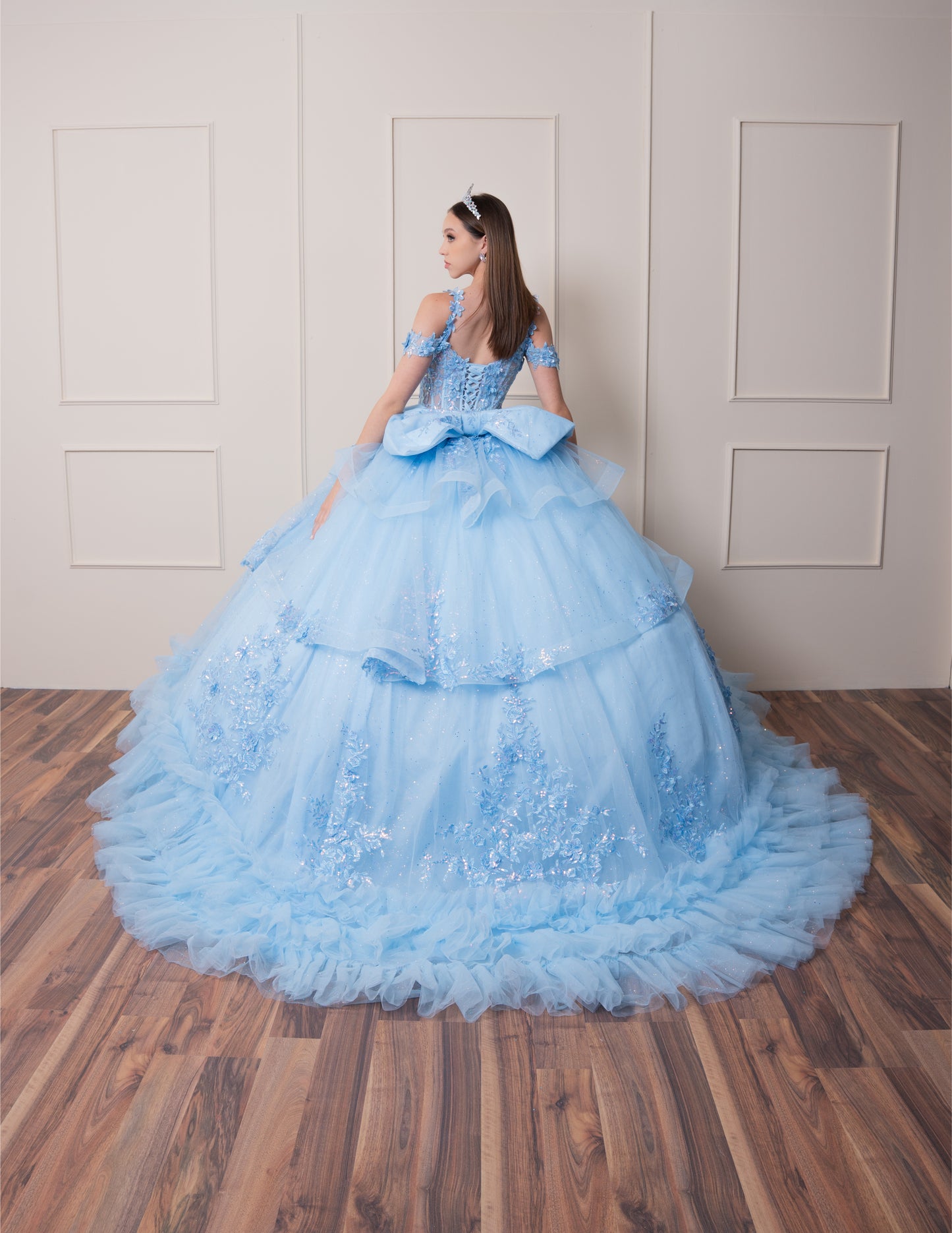 Vestido de XV Años Azul Cielo Olanes en Falda Tirantes y Manga Caída