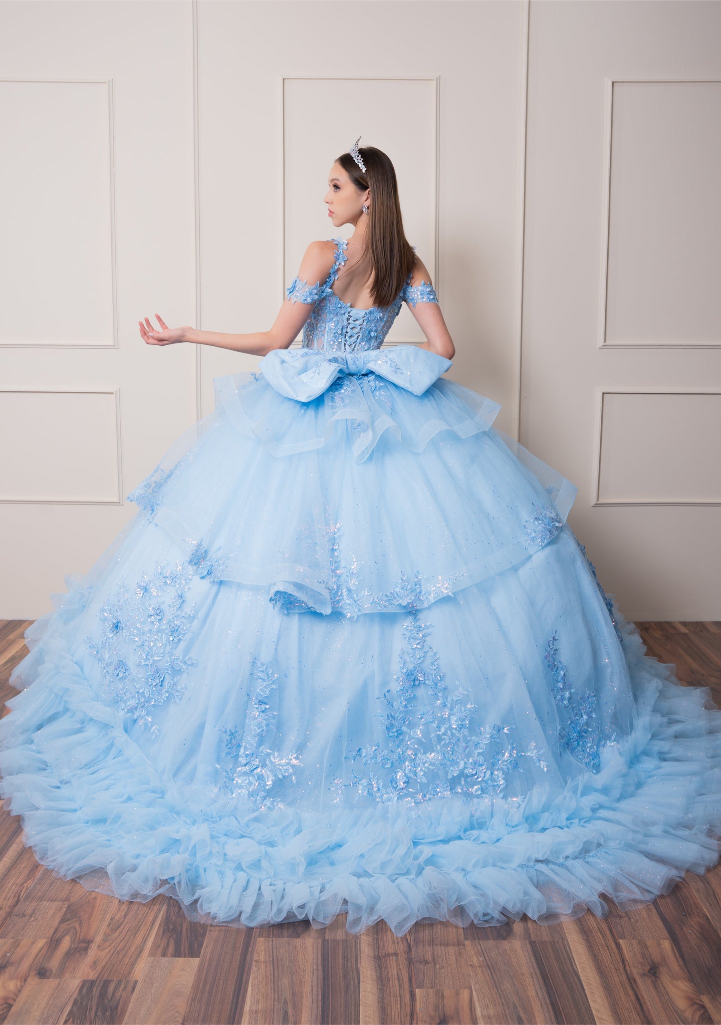 Vestido de XV Años Azul Cielo Olanes en Falda Tirantes y Manga Caída