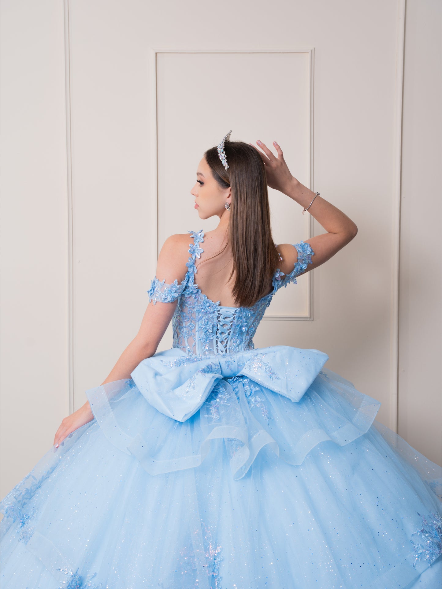 Vestido de XV Años Azul Cielo Olanes en Falda Tirantes y Manga Caída