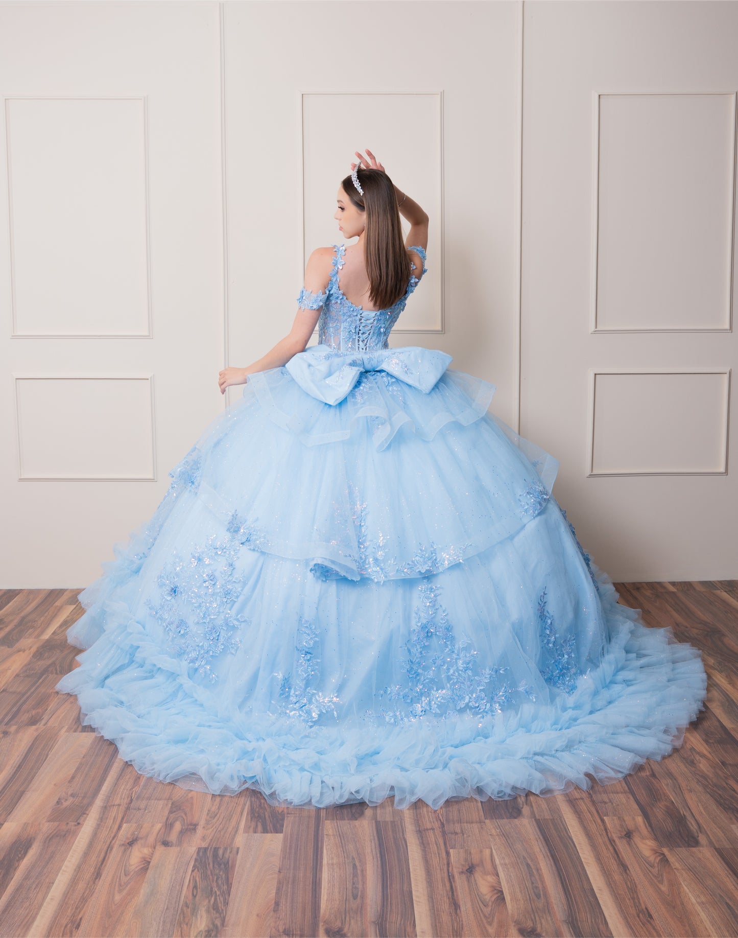 Vestido de XV Años Azul Cielo Olanes en Falda Tirantes y Manga Caída