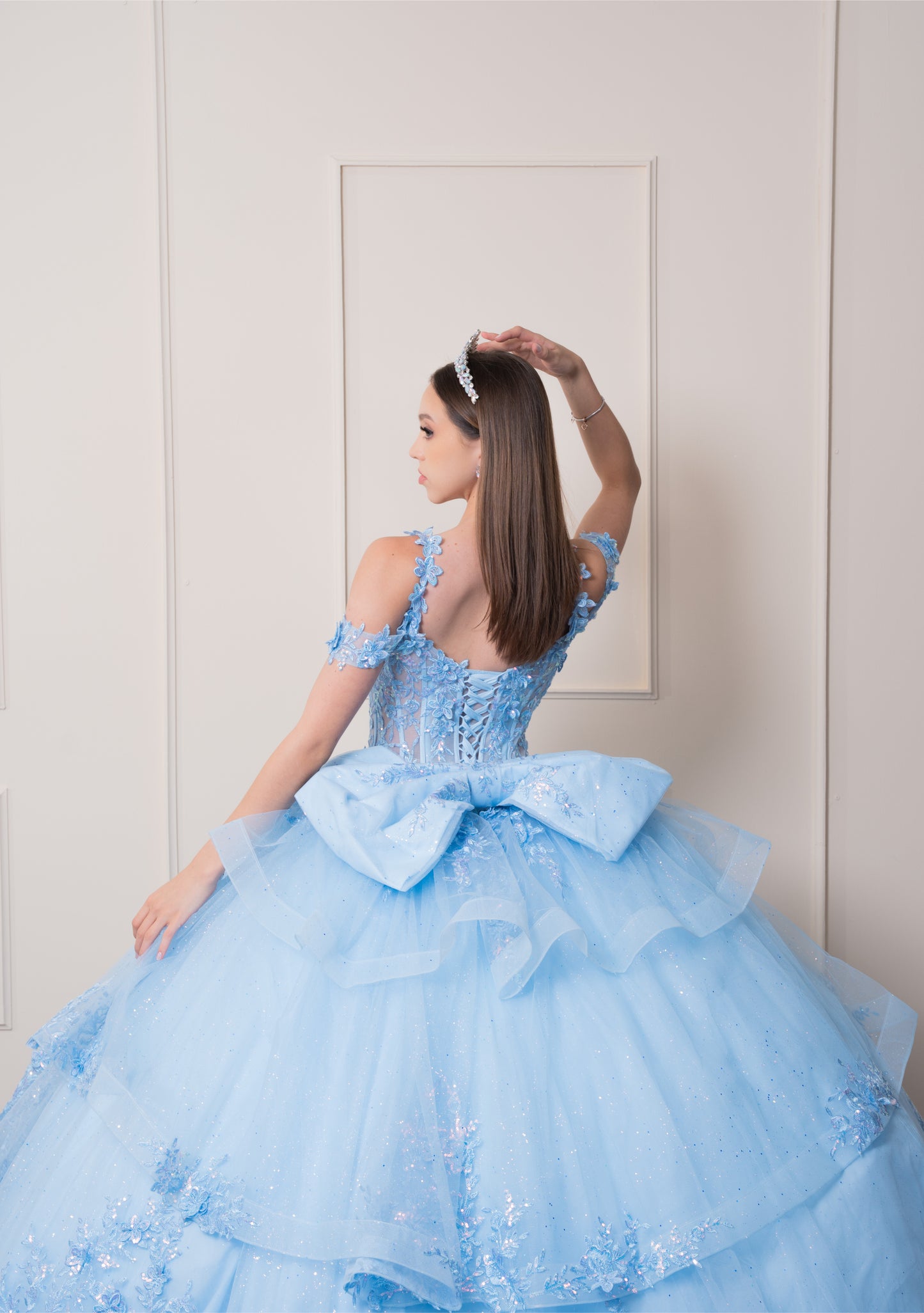 Vestido de XV Años Azul Cielo Olanes en Falda Tirantes y Manga Caída