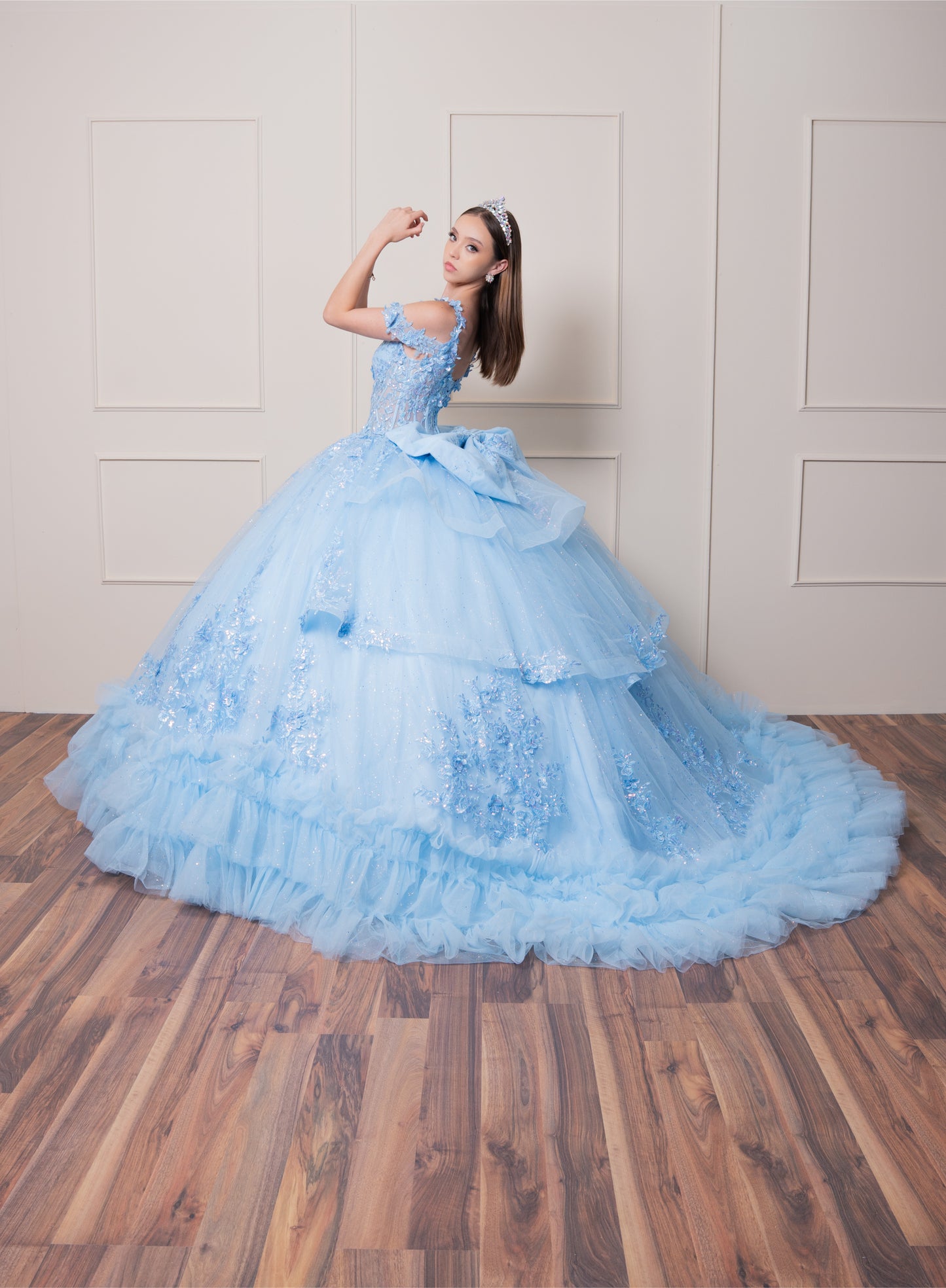 Vestido de XV Años Azul Cielo Olanes en Falda Tirantes y Manga Caída