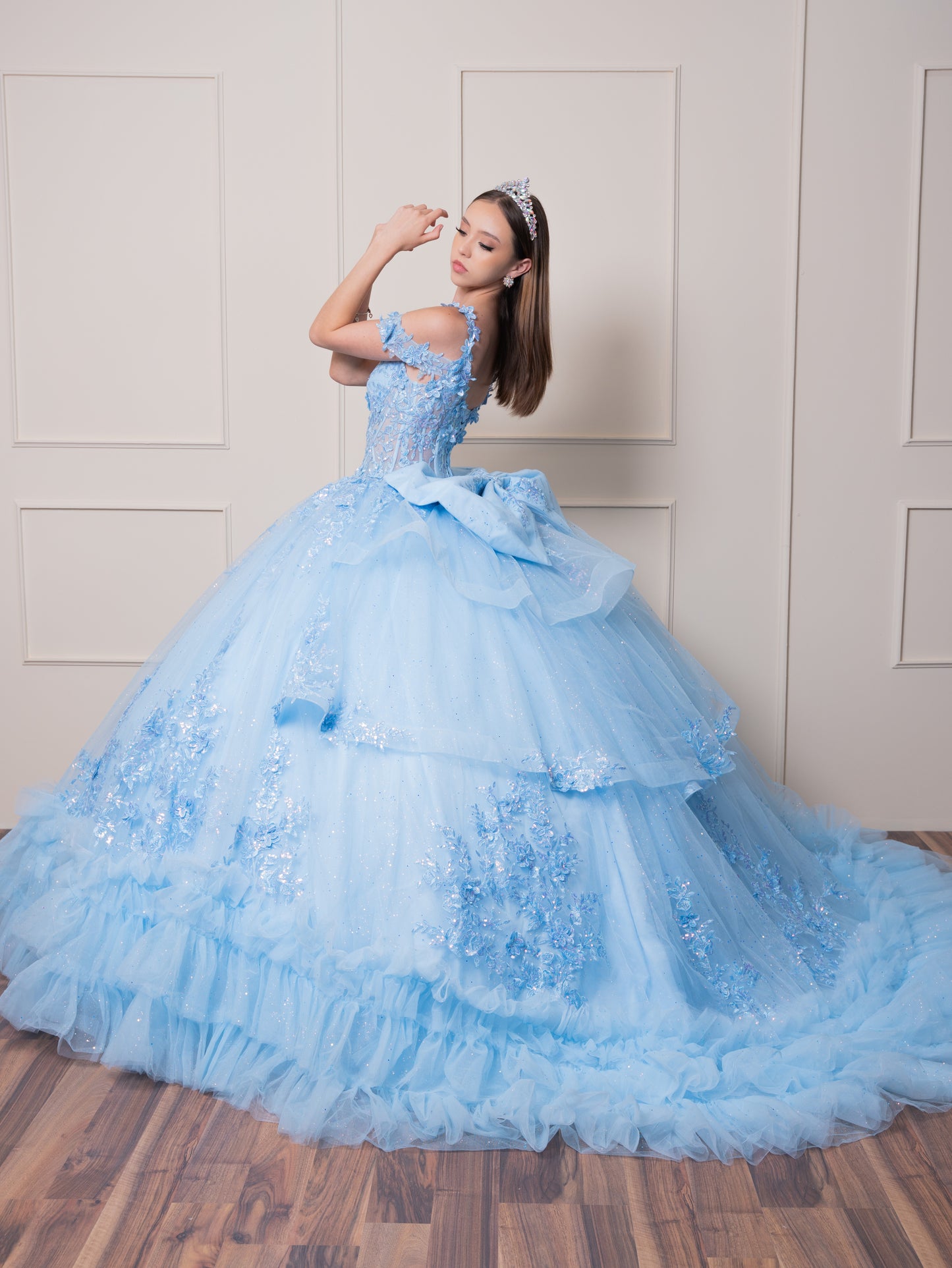 Vestido de XV Años Azul Cielo Olanes en Falda Tirantes y Manga Caída