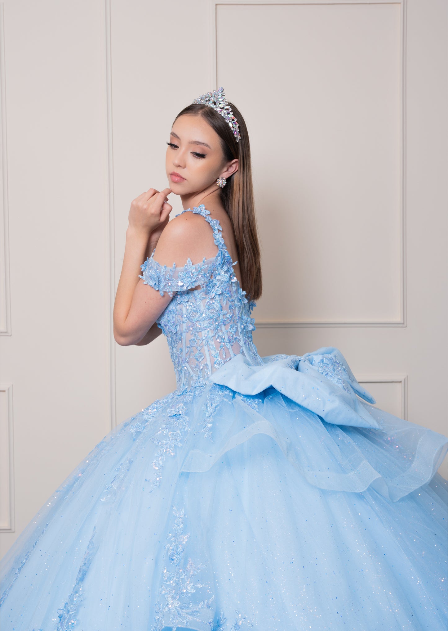 Vestido de XV Años Azul Cielo Olanes en Falda Tirantes y Manga Caída