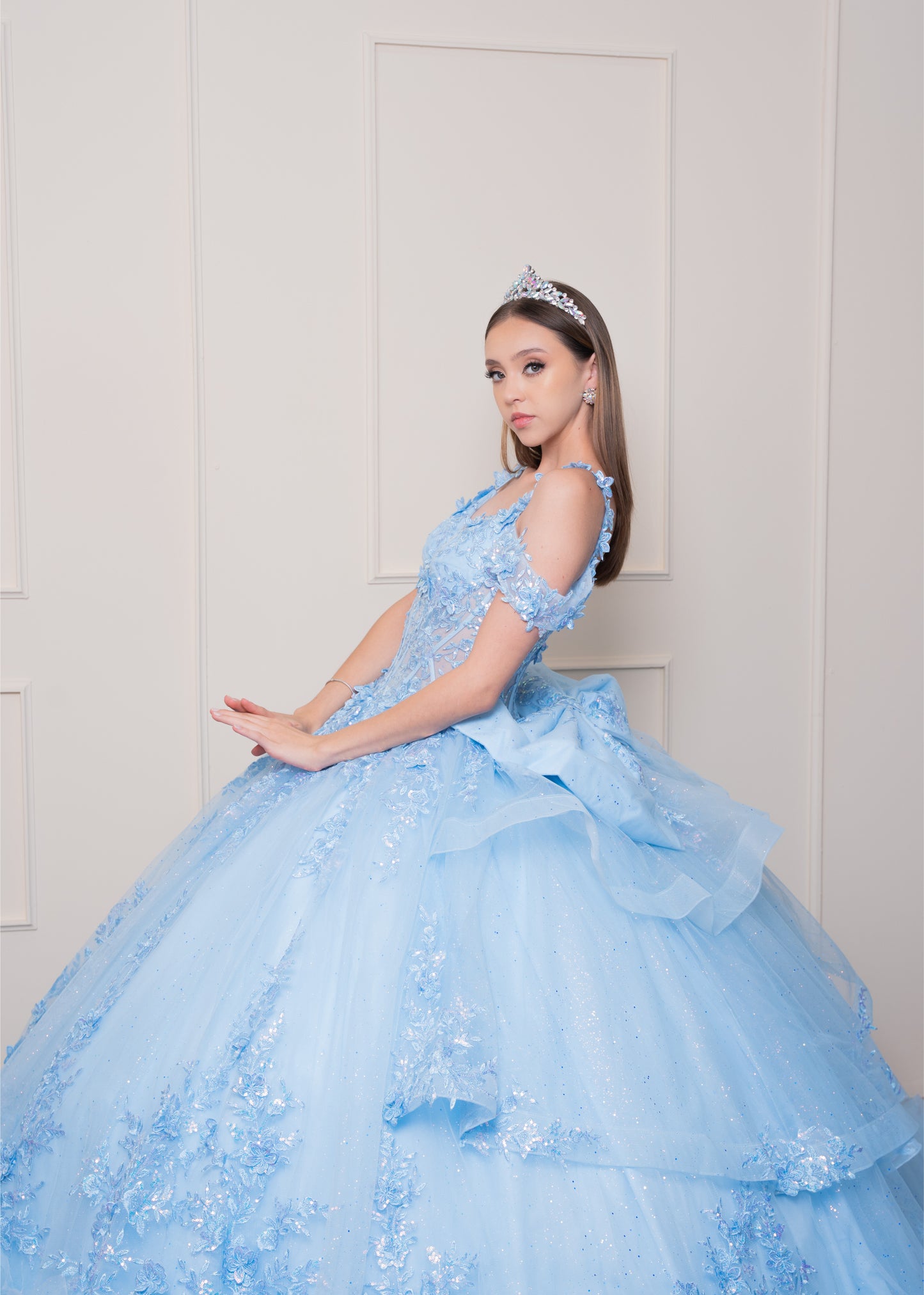 Vestido de XV Años Azul Cielo Olanes en Falda Tirantes y Manga Caída