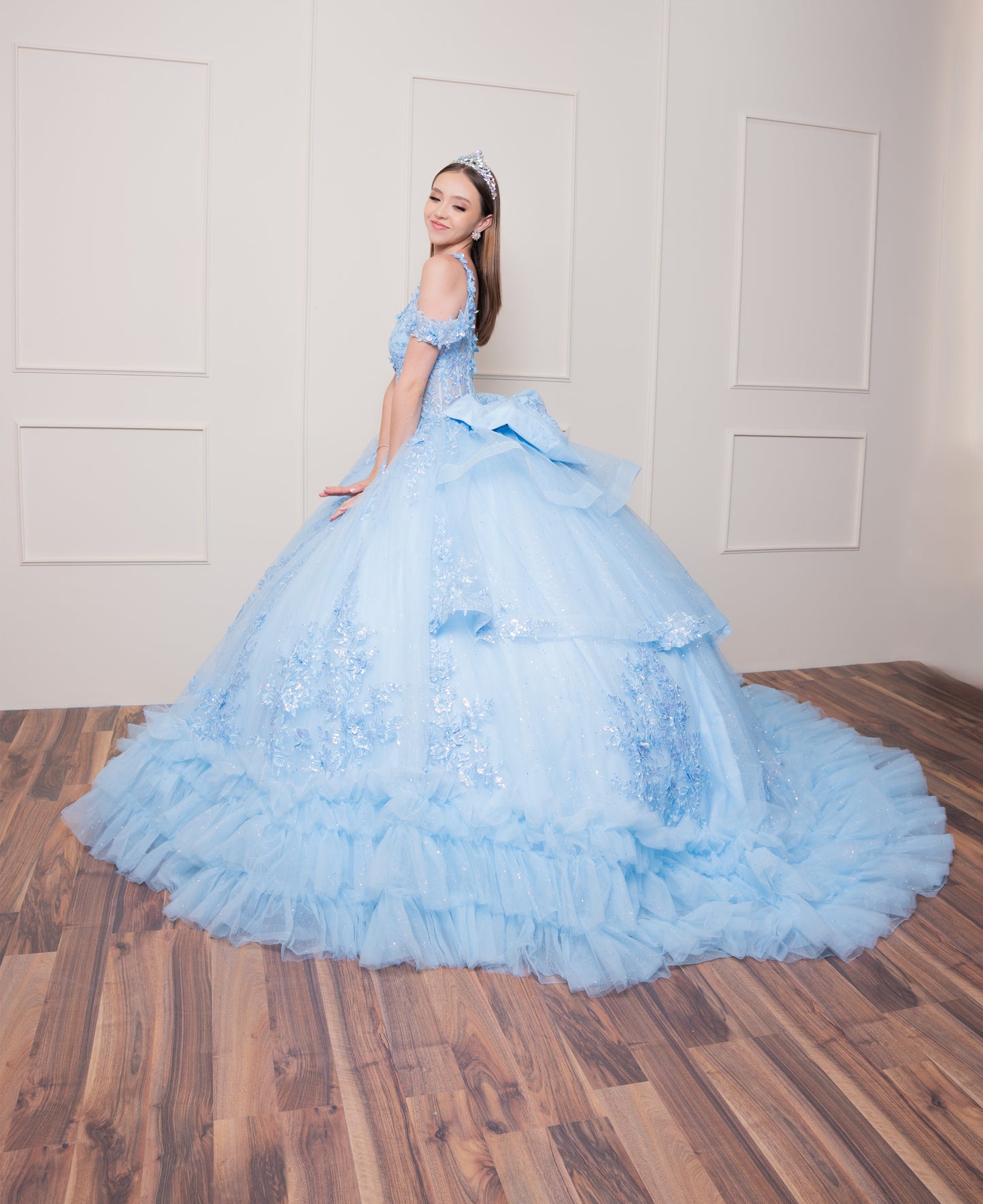 Vestido de XV Años Azul Cielo Olanes en Falda Tirantes y Manga Caída