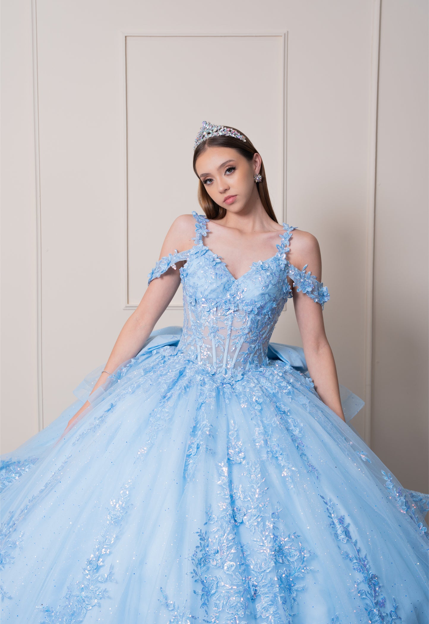 Vestido de XV Años Azul Cielo Olanes en Falda Tirantes y Manga Caída