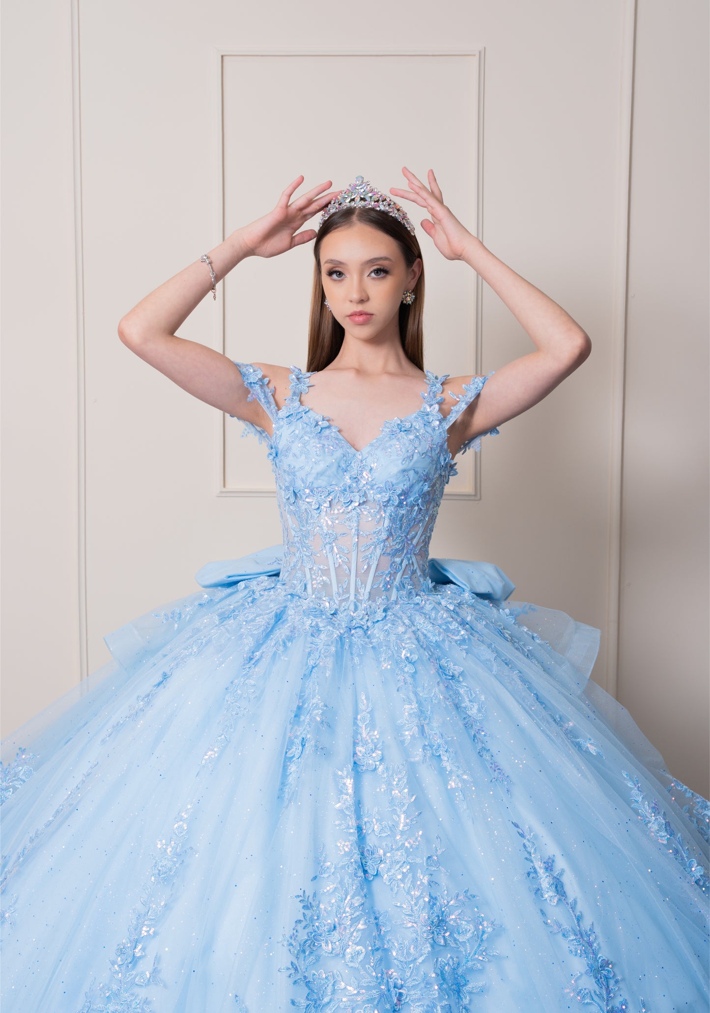 Vestido de XV Años Azul Cielo Olanes en Falda Tirantes y Manga Caída