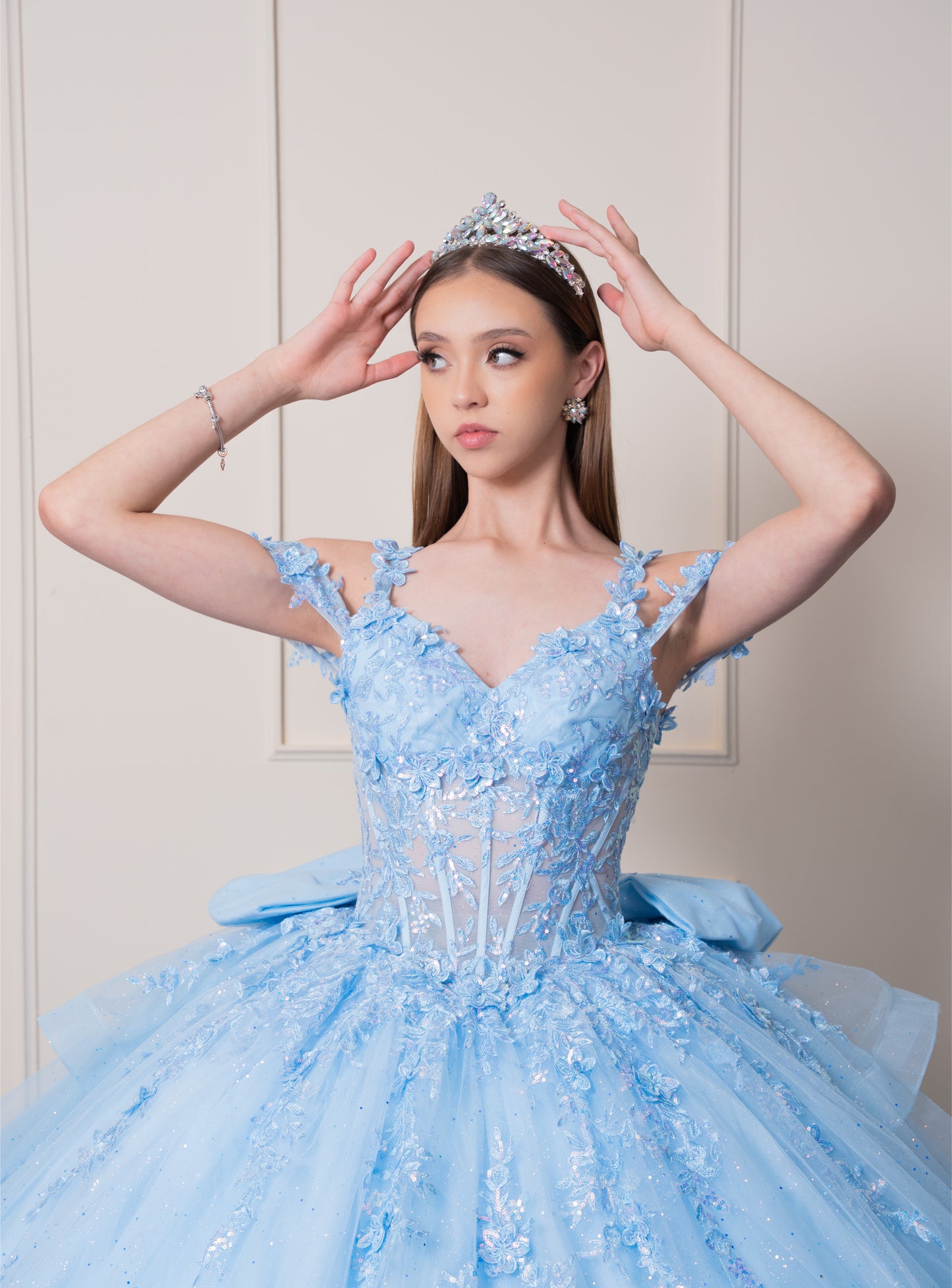 Vestido de XV Años Azul Cielo Olanes en Falda Tirantes y Manga Caída