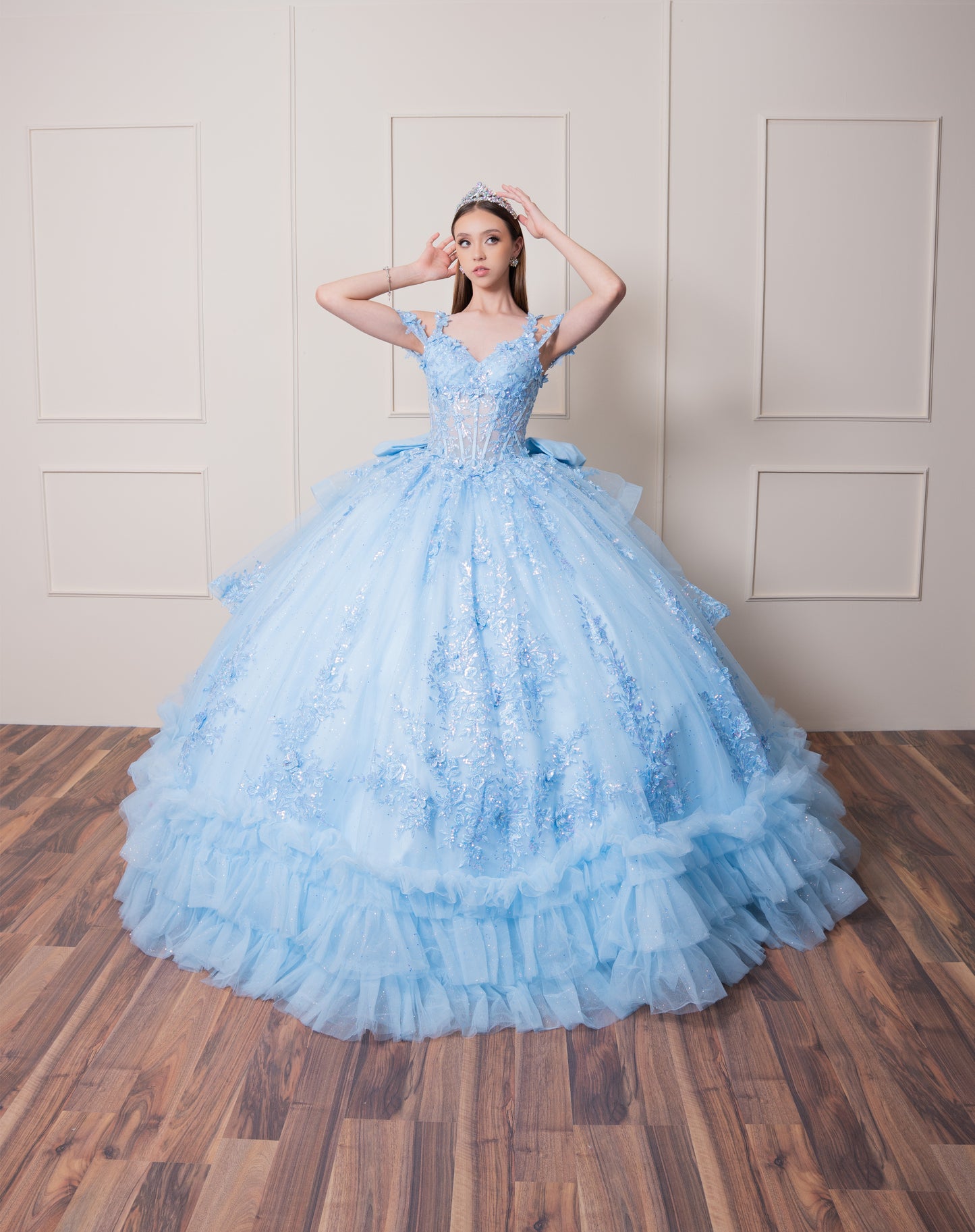 Vestido de XV Años Azul Cielo Olanes en Falda Tirantes y Manga Caída
