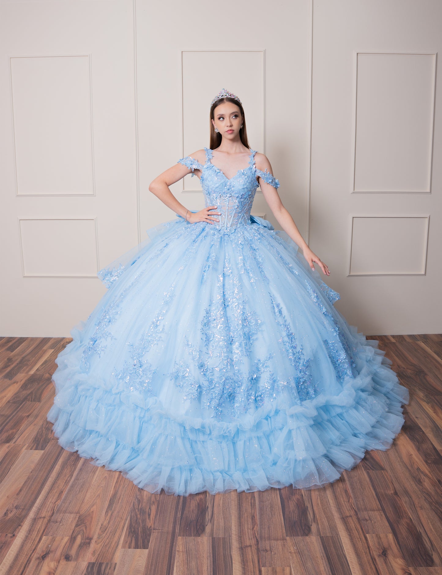 Vestido de XV Años Azul Cielo Olanes en Falda Tirantes y Manga Caída