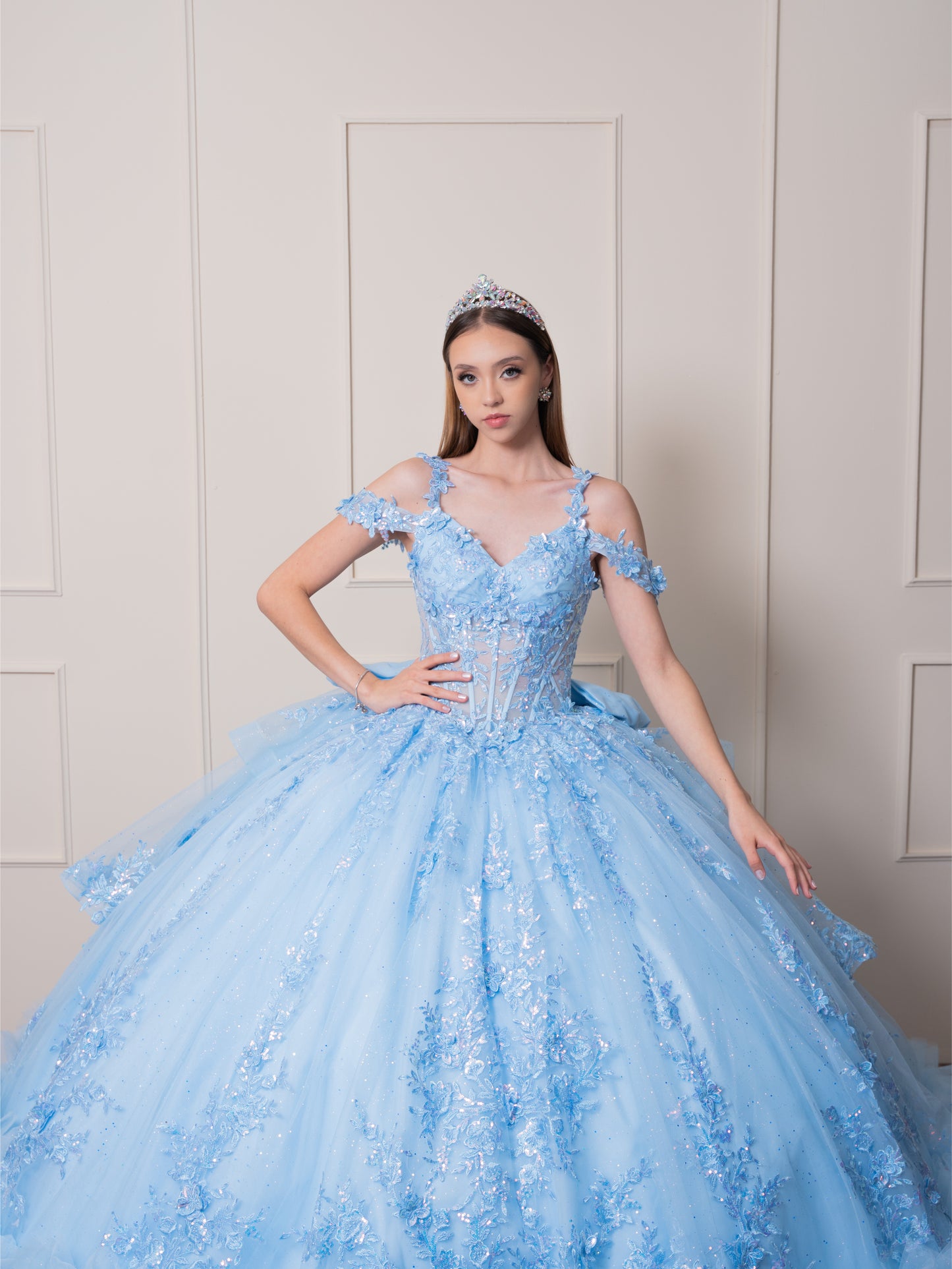 Vestido de XV Años Azul Cielo Olanes en Falda Tirantes y Manga Caída