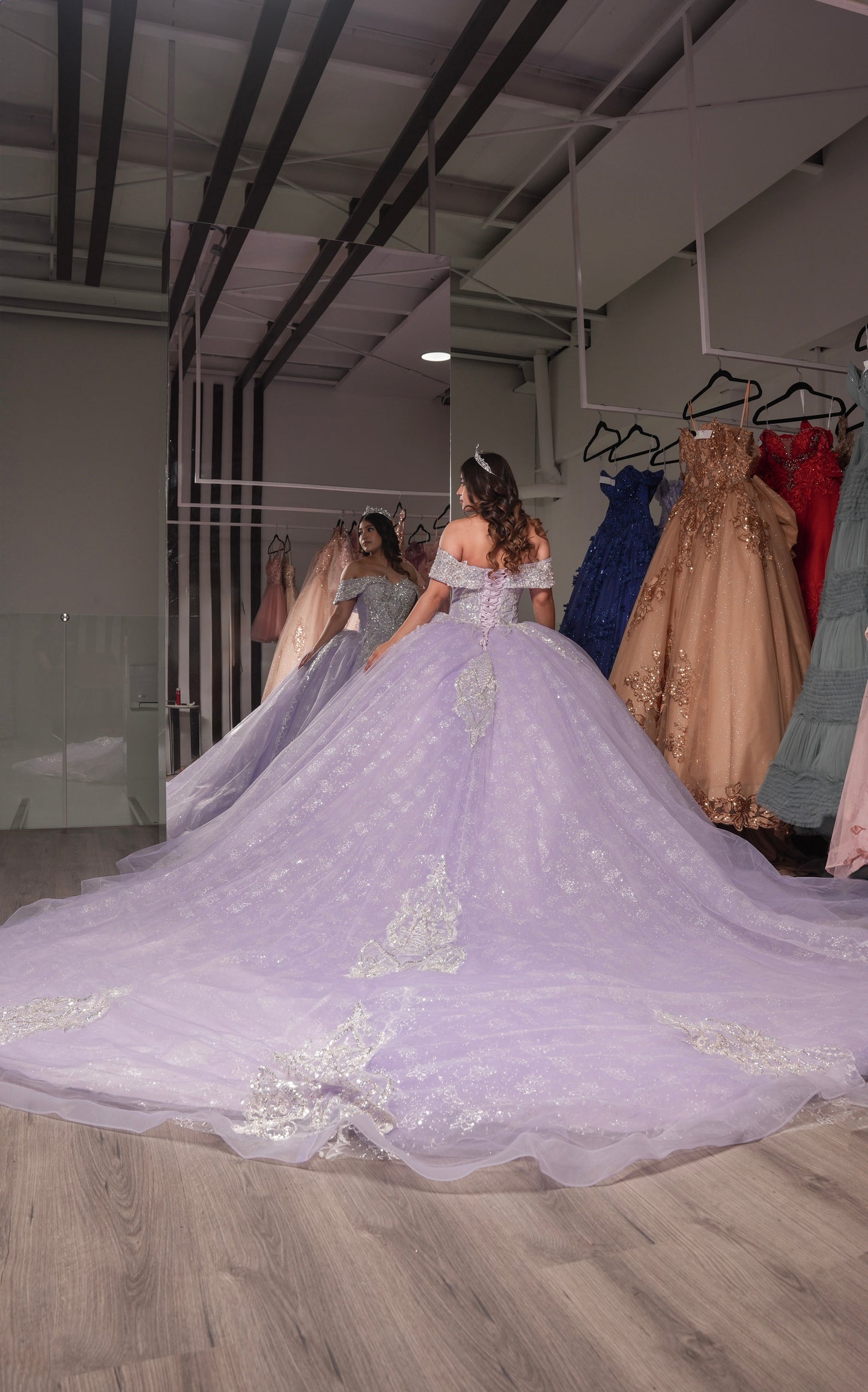 Vestido de XV Años Lila Pedrería Plata Mangas Campesinas