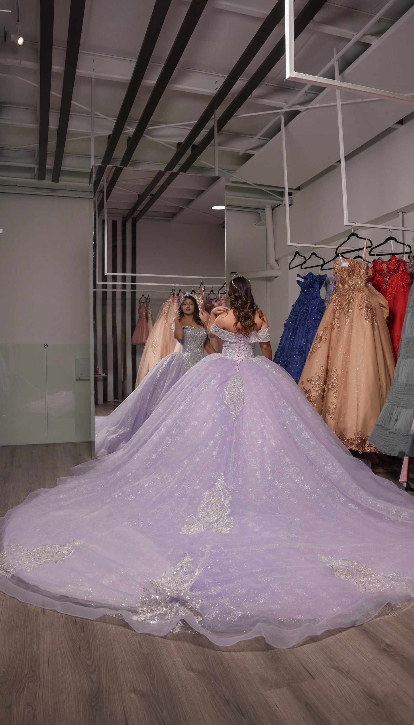 Vestido de XV Años Lila Pedrería Plata Mangas Campesinas