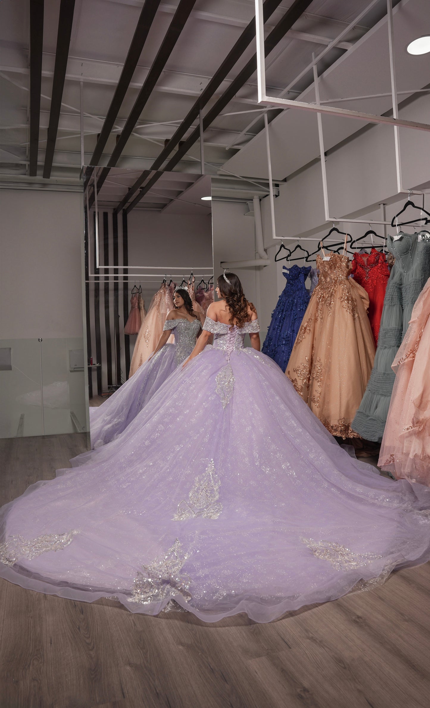 Vestido de XV Años Lila Pedrería Plata Mangas Campesinas