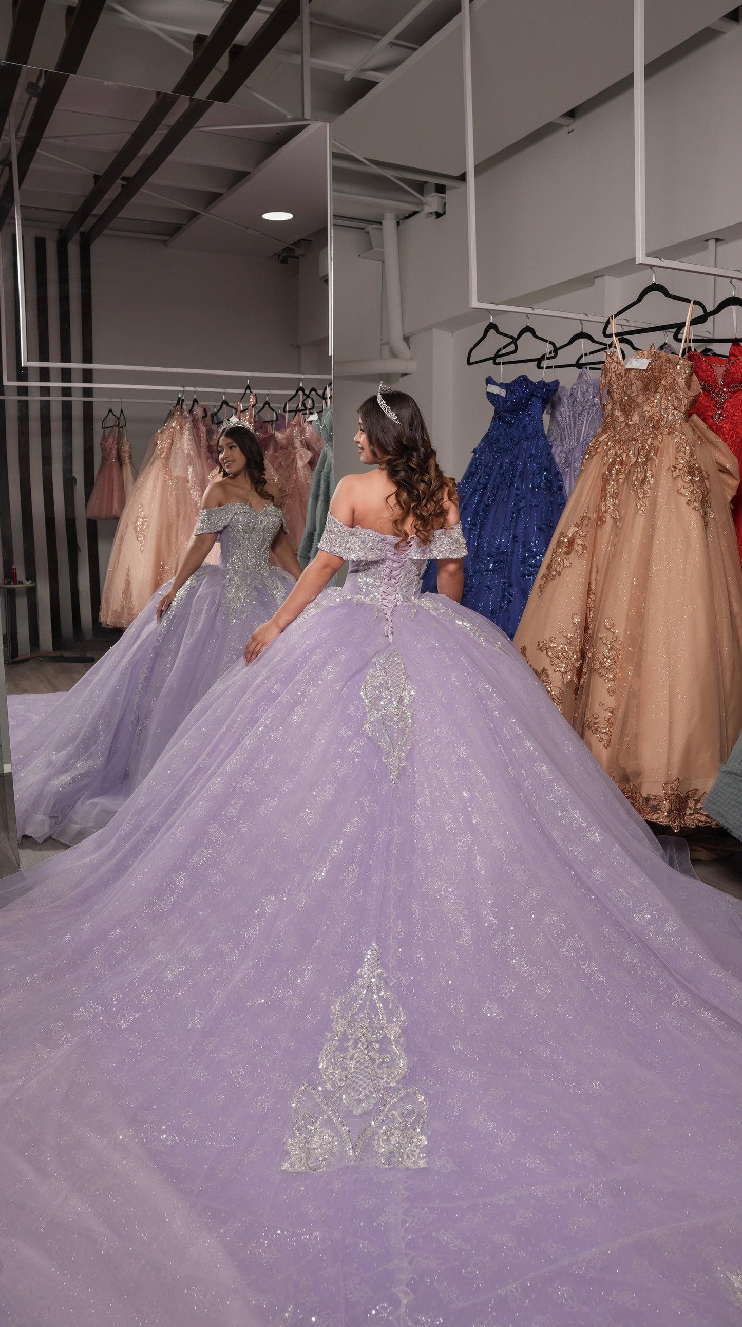 Vestido de XV Años Lila Pedrería Plata Mangas Campesinas