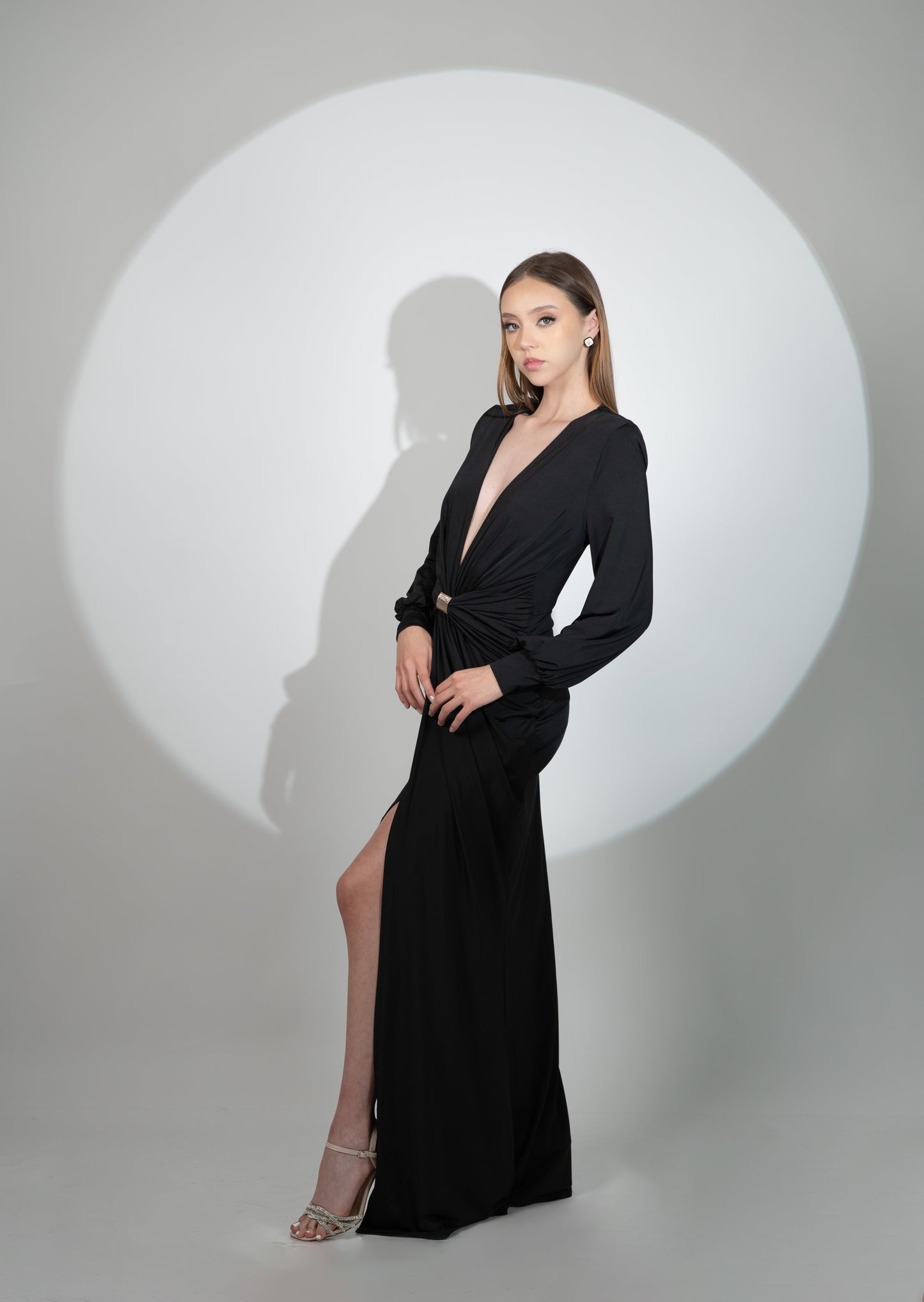 Vestido Negro Manga Larga Franja En Abdomen Con Cinturon Dorado