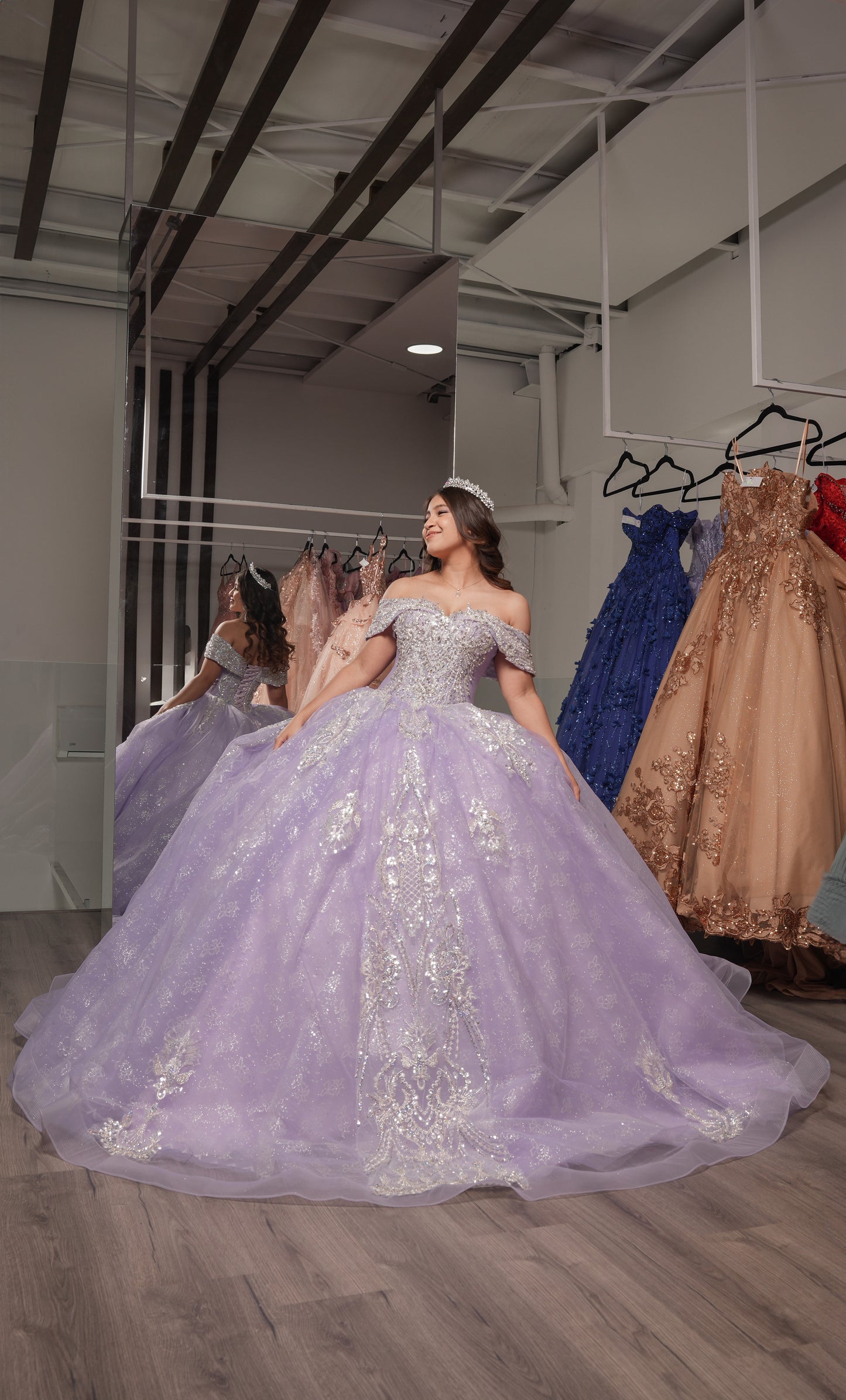 Vestido de XV Años Lila Pedrería Plata Mangas Campesinas