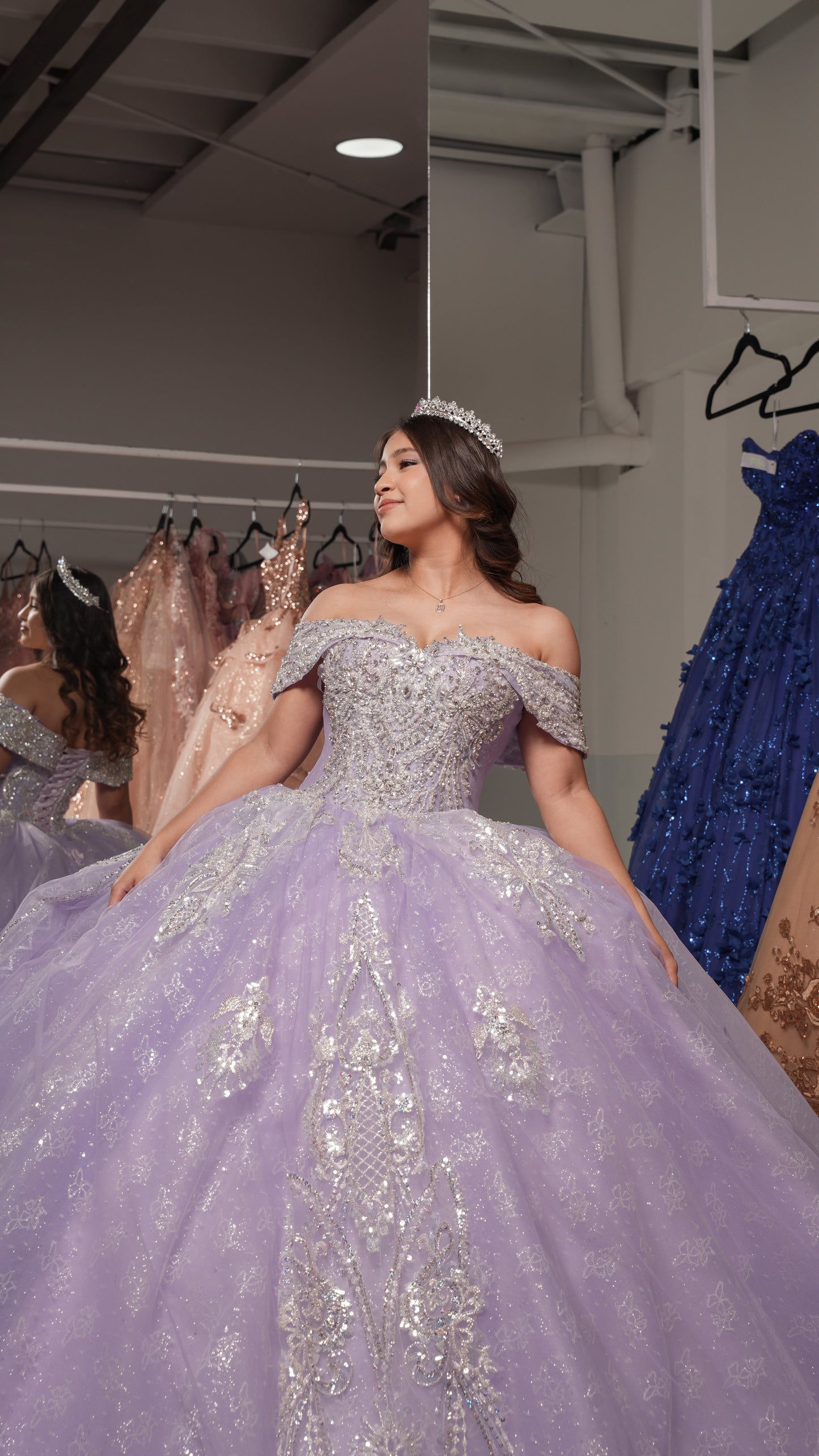 Vestido de XV Años Lila Pedrería Plata Mangas Campesinas